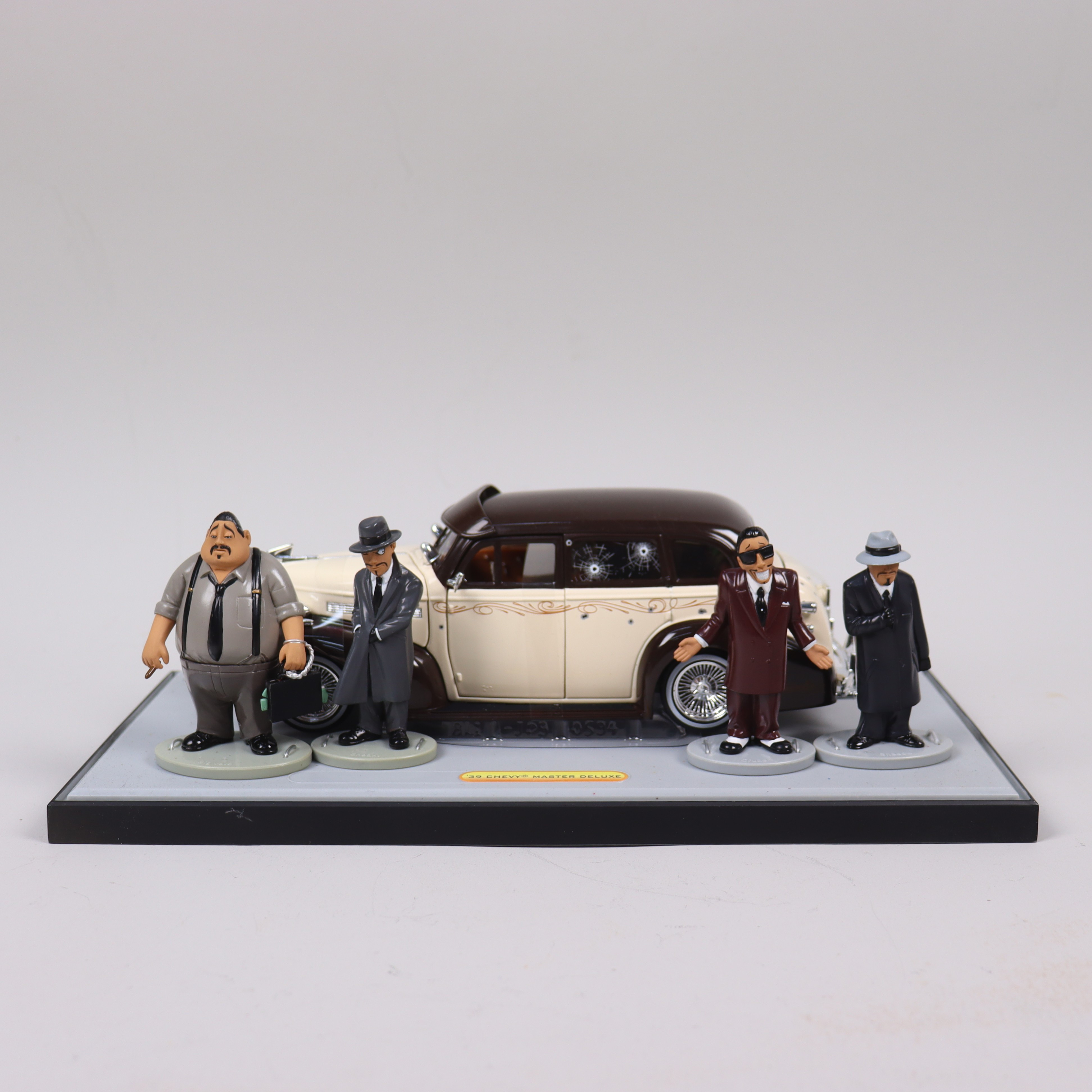 MODELLBIL, Jada Toys, Homie Rollerz, 39 Chevy Master Deluxe med figurerna Big Vato, Sneaky, Cruzer och Shadow.