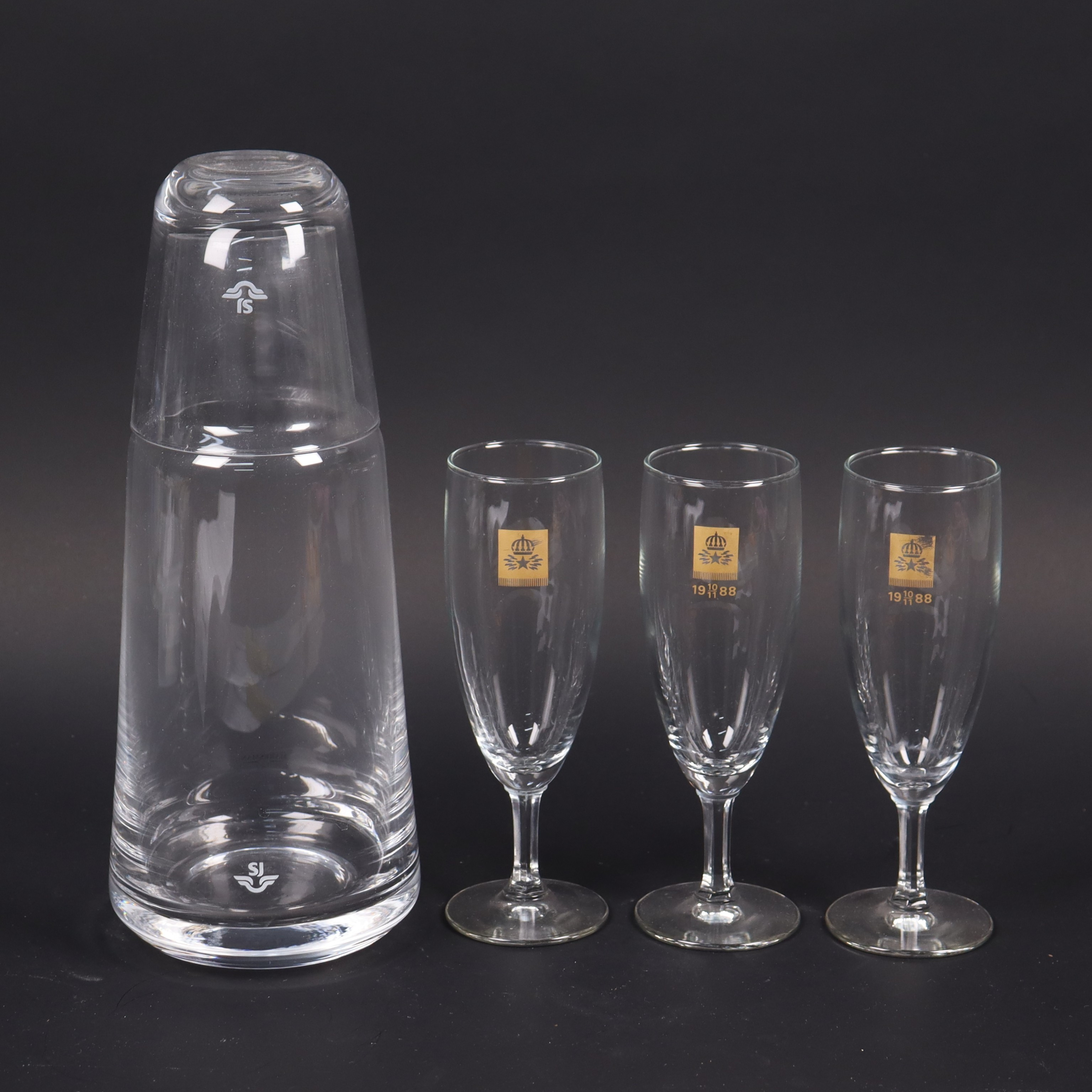 SJ vattenkaraff med glas samt Televerkets champagneglas, 4 delar.