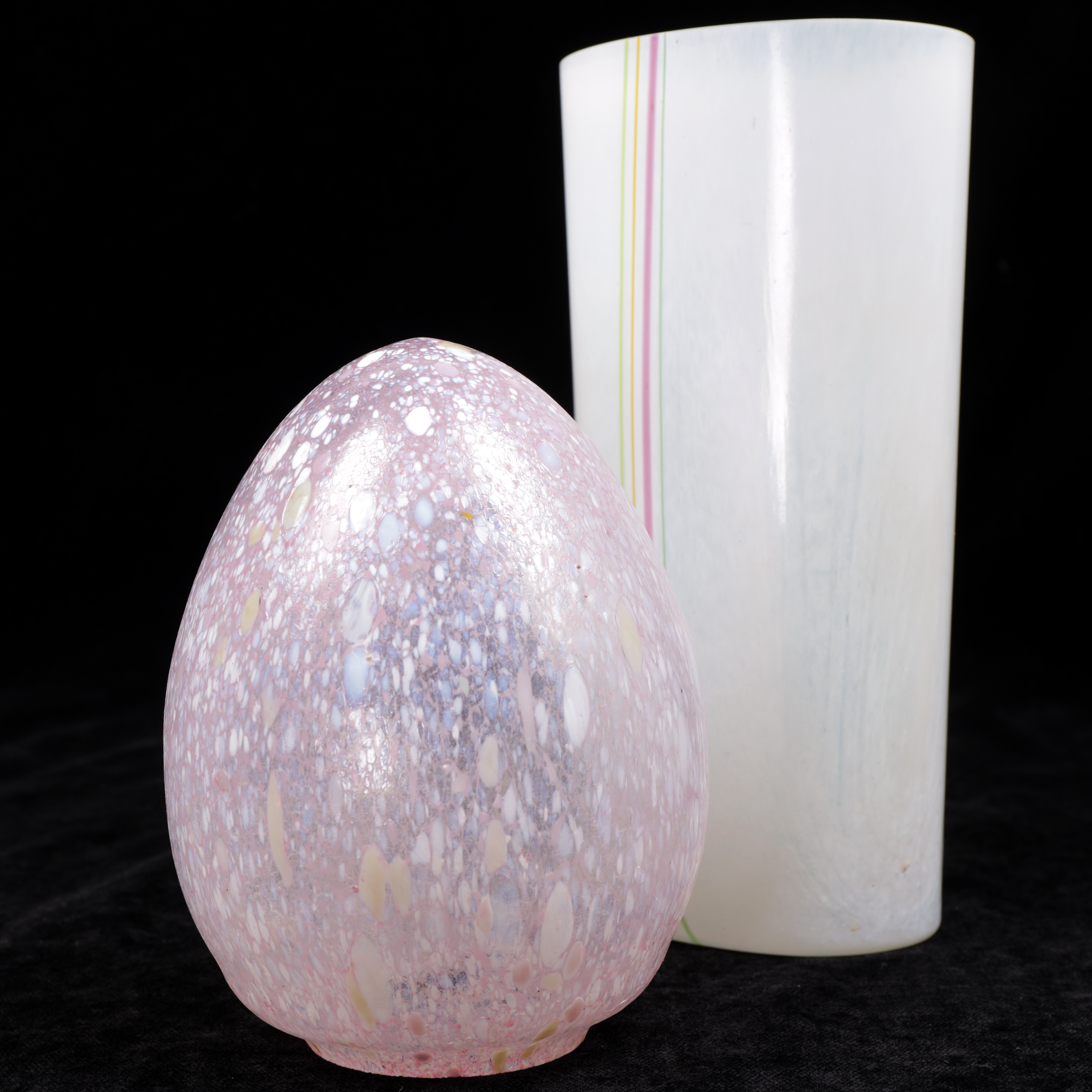 MONICA BACKSTRÖM, BERTIL VALLIEN. Skulptur, ägg samt vas, "Rainbow", Kosta Boda.