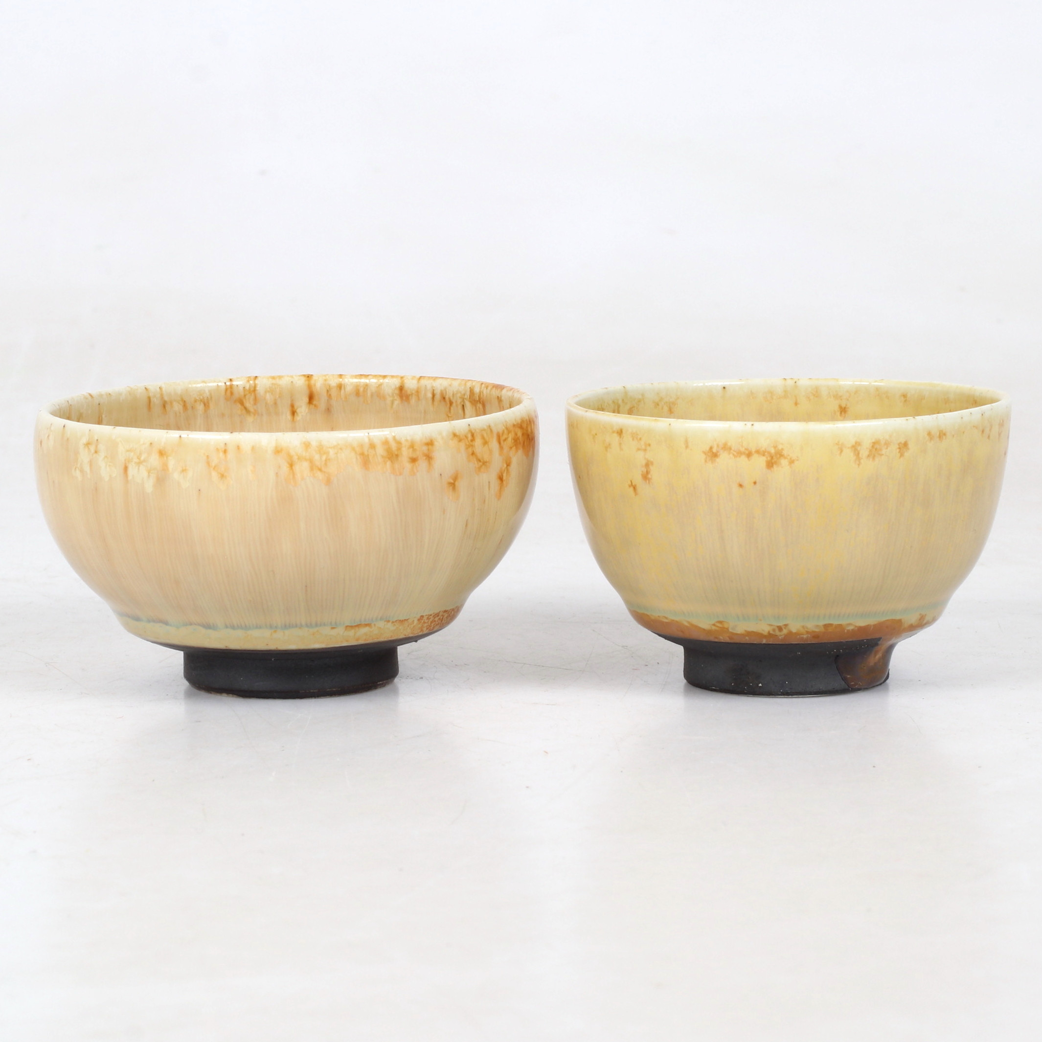 ISAK ISAKSSON. Skålar, 2 st, stengods, egen atelje. Signerade och numrerade. 1990-tal.