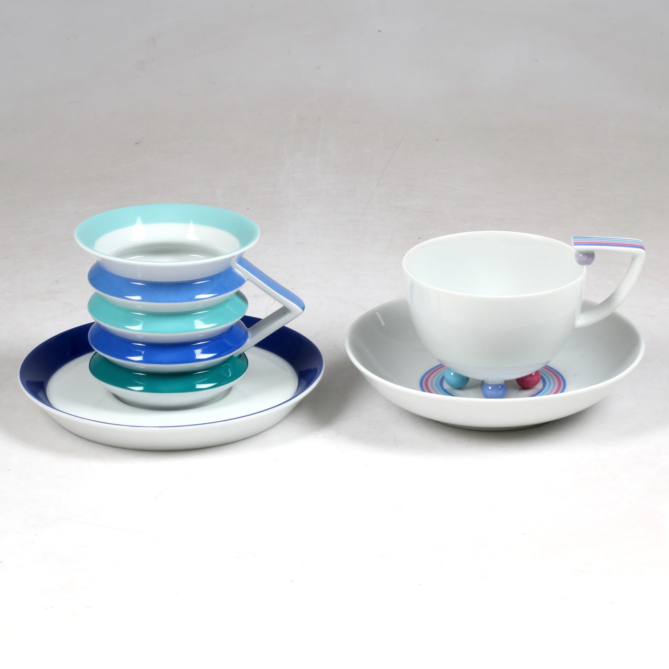 TE/KAFFEKOPPAR, 2 st med fat, porslin. Studio-Line. Konstnärsmug nr 7 och 8. Martin Hunt. James Kirkwood. Rosenthal. Tyskland. 1980-tal.