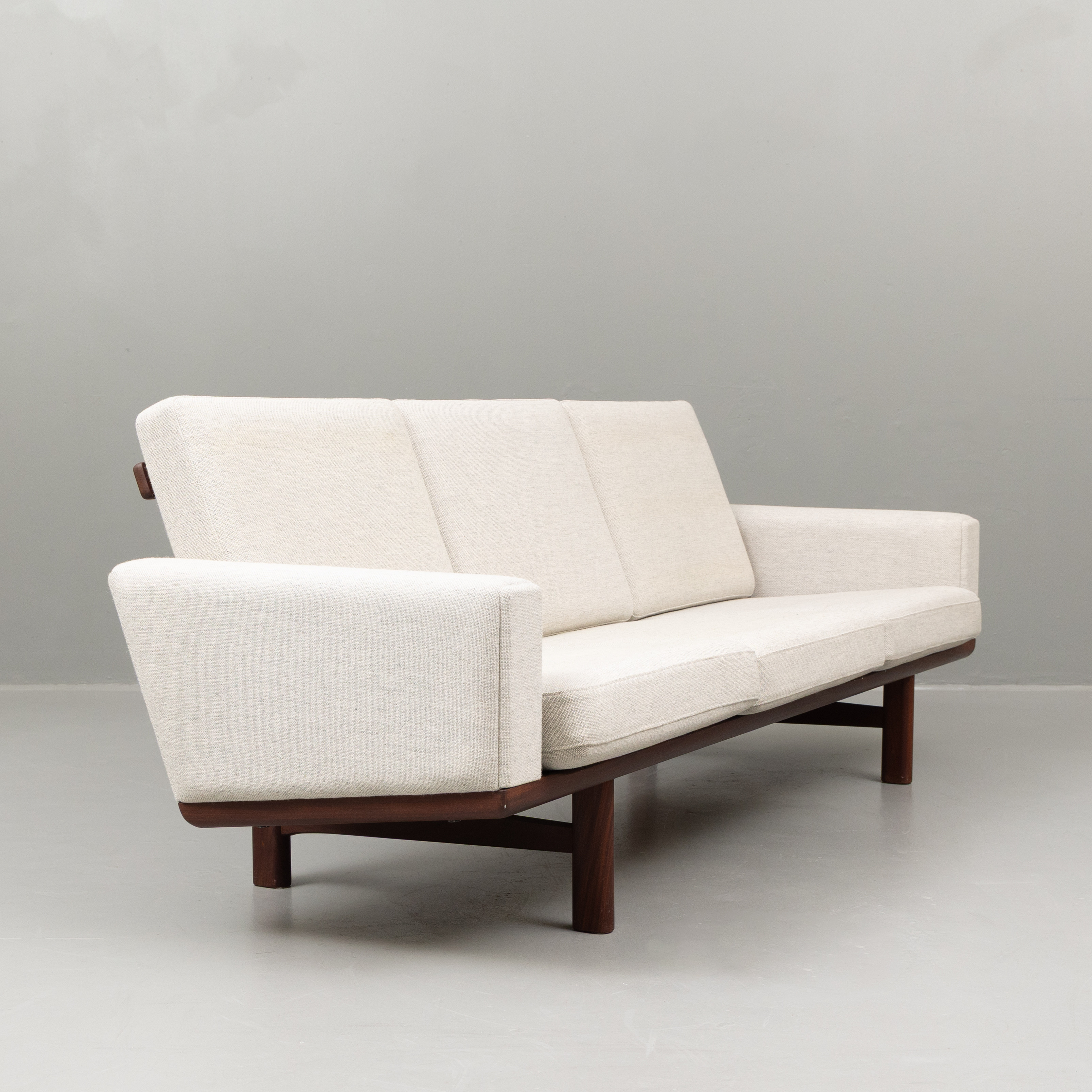 HANS J WEGNER. Soffa, "GE 236/3", Getama, Gedstedt, Danmark.