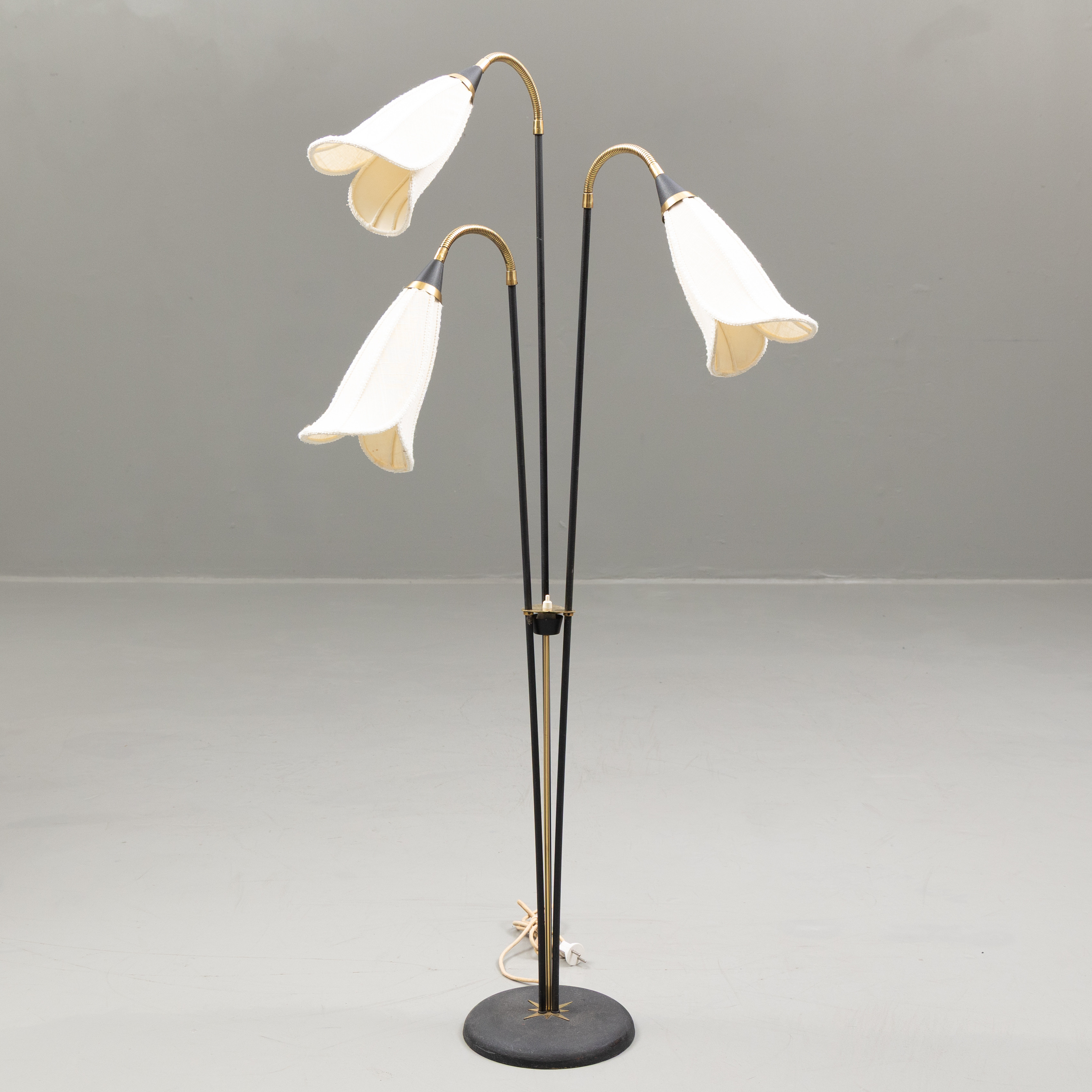 GOLVLAMPA, 3-armad, stomme i metall, AJH 6, 1900-talets mitt.