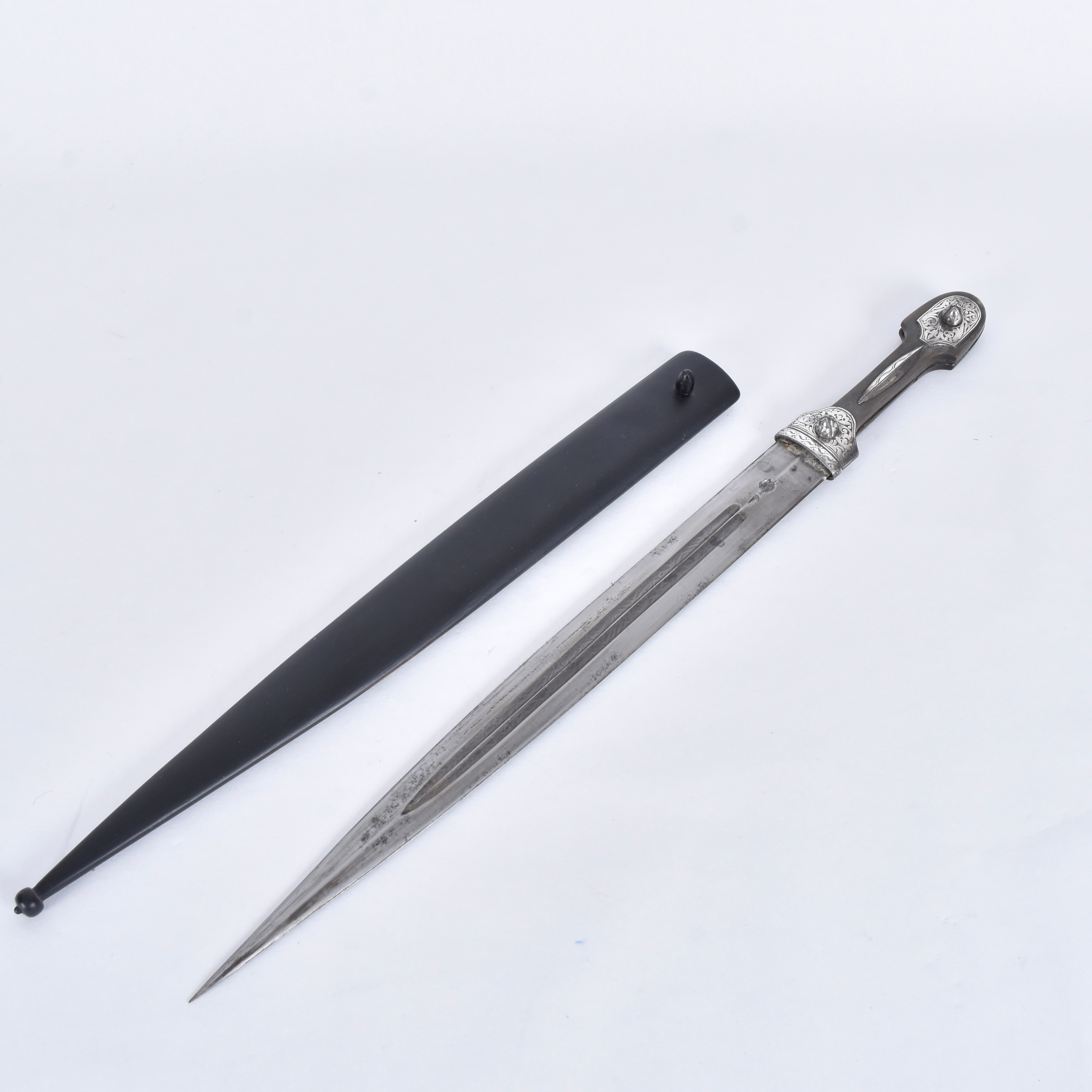 KINDJAL I BALJA, delvis försilvrat stål och horn.