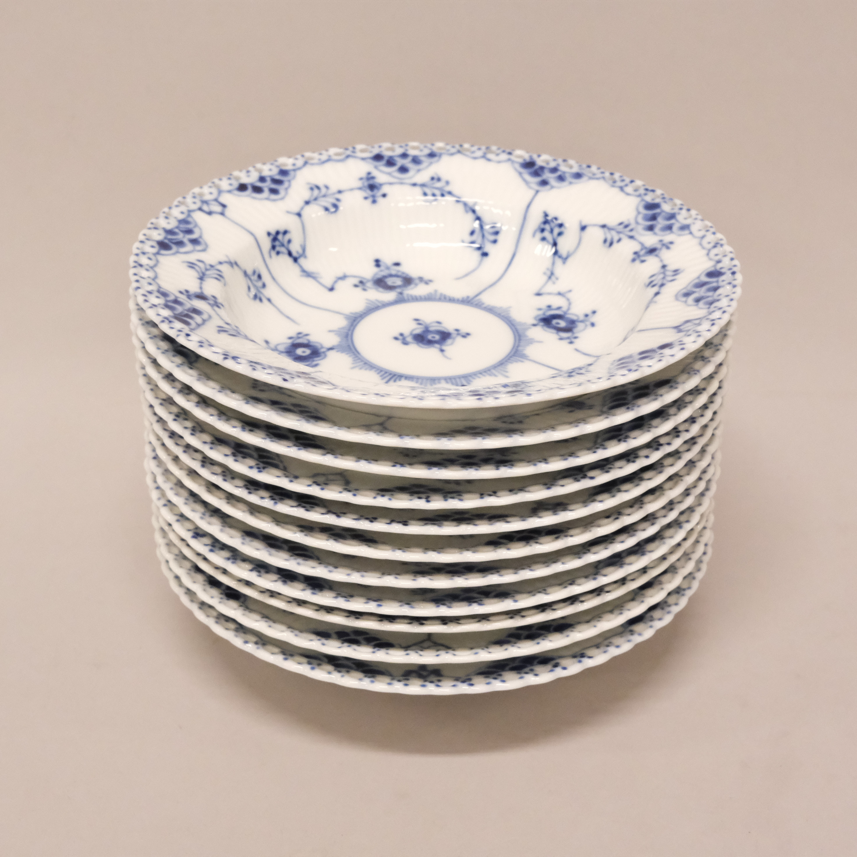 DJUPA TALLRIKAR, "MUSSELMALET", HELBLOND, ROYAL COPENHAGEN.