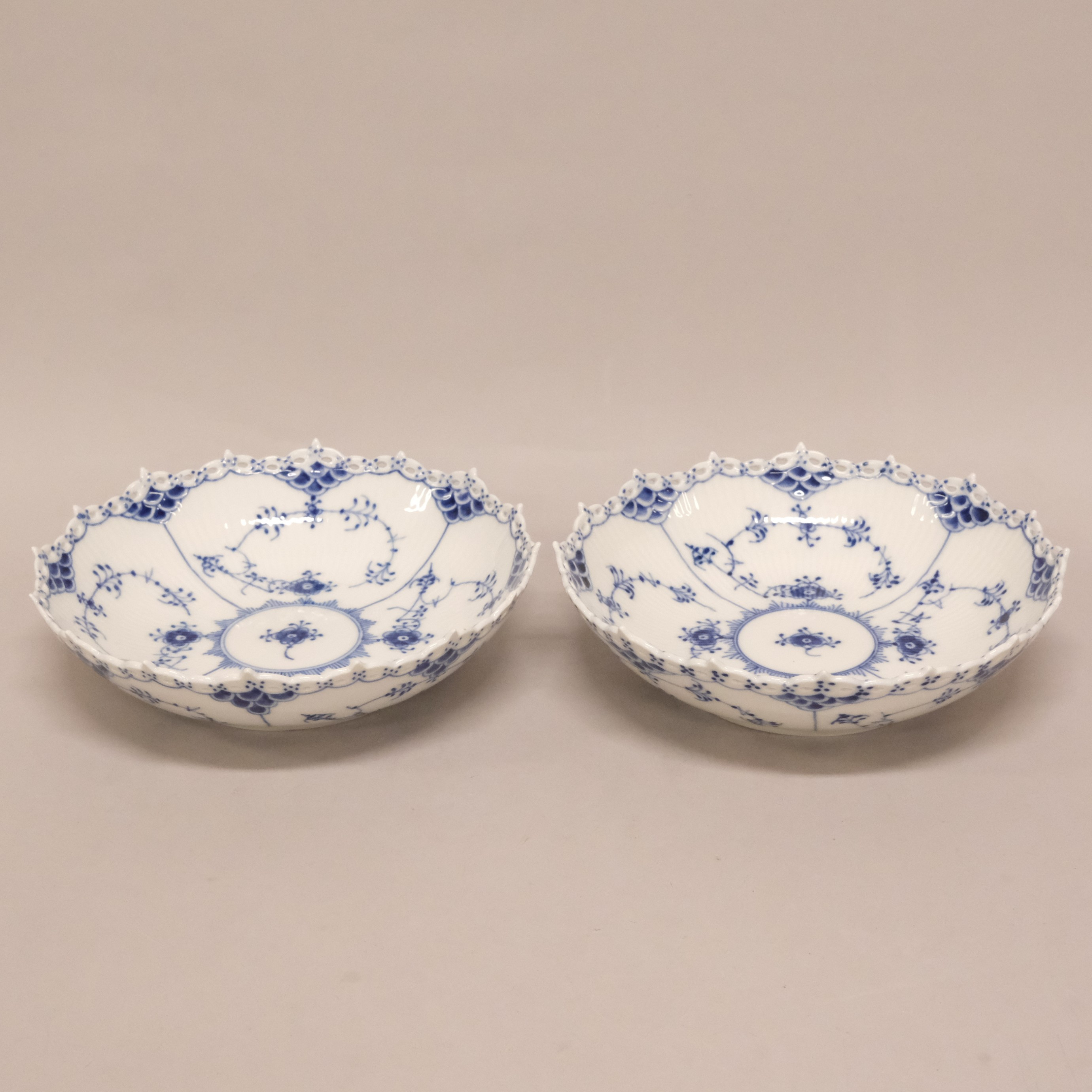 SKÅLAR, "MUSSELMALET", HELBLOND, ROYAL COPENHAGEN, TVÅ STYCKEN.