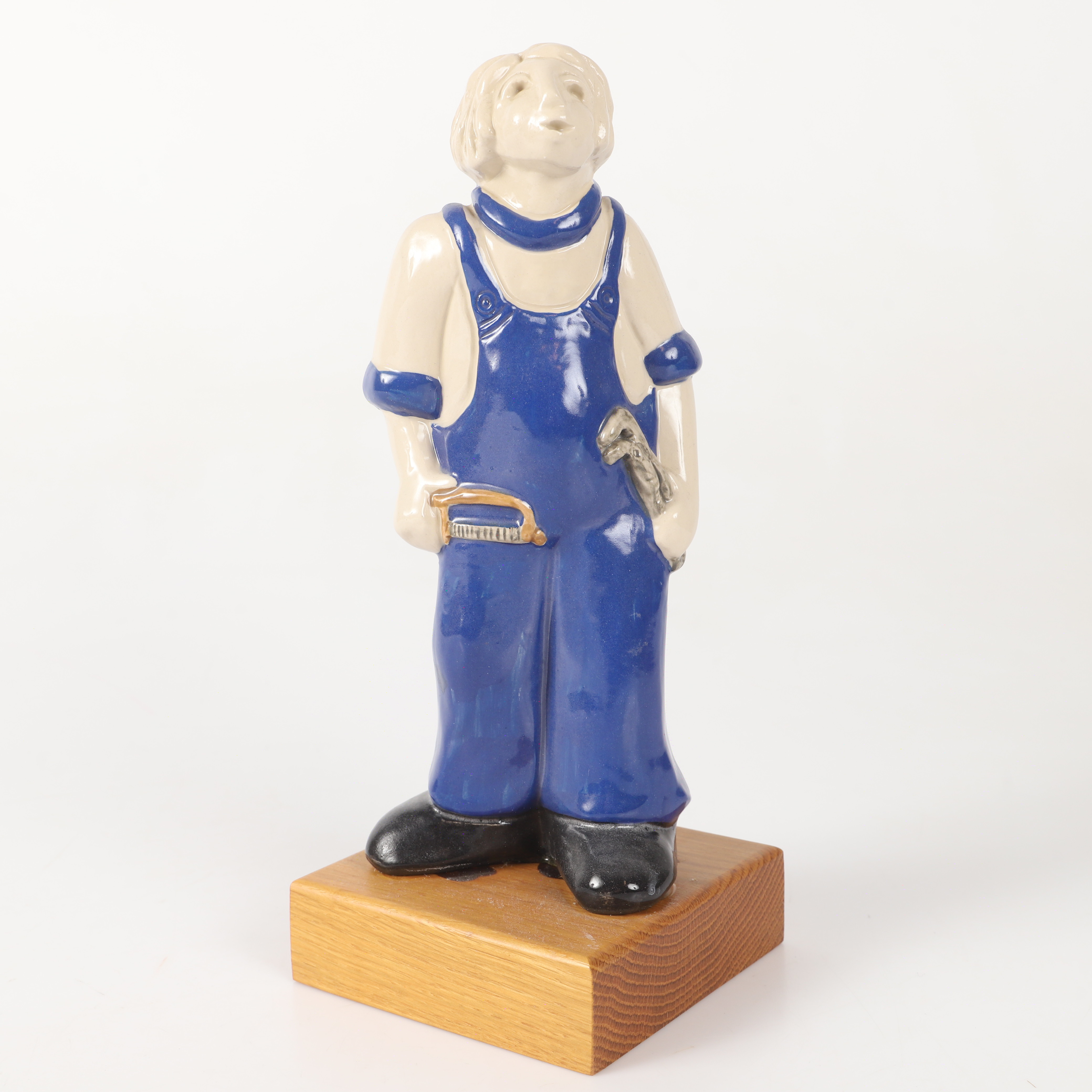 KLAS-GÖRAN KLAESSON. Figurin, keramik på träsockel, signerad Klase, Höganäs.