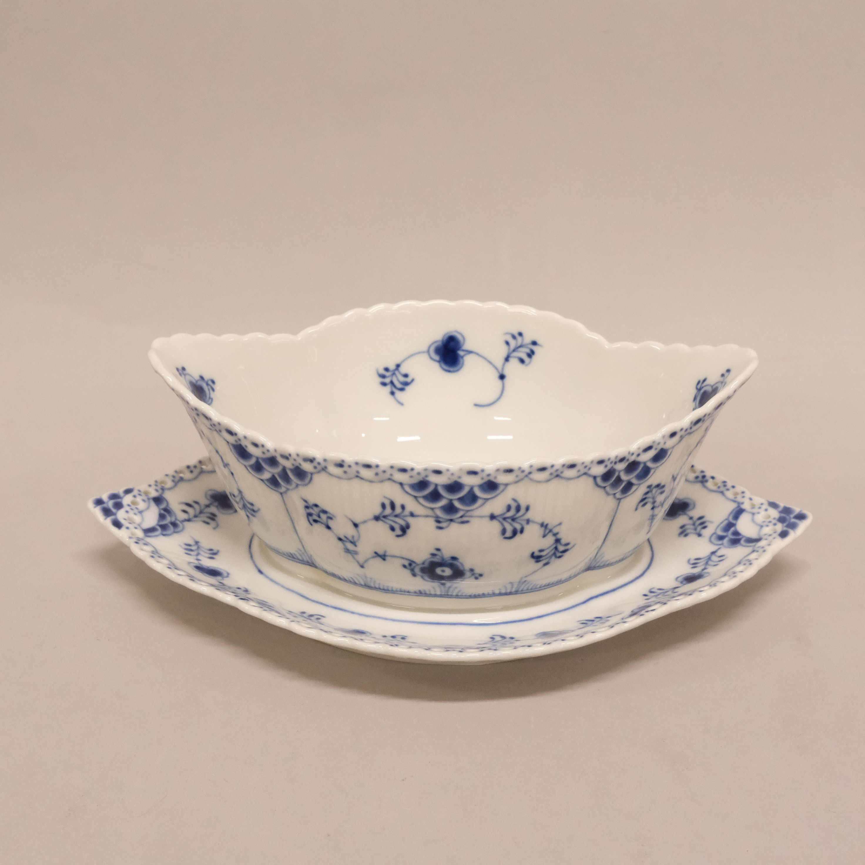 SÅSSKÅL, "MUSSELMALET", HELBLOND, ROYAL COPENHAGEN.