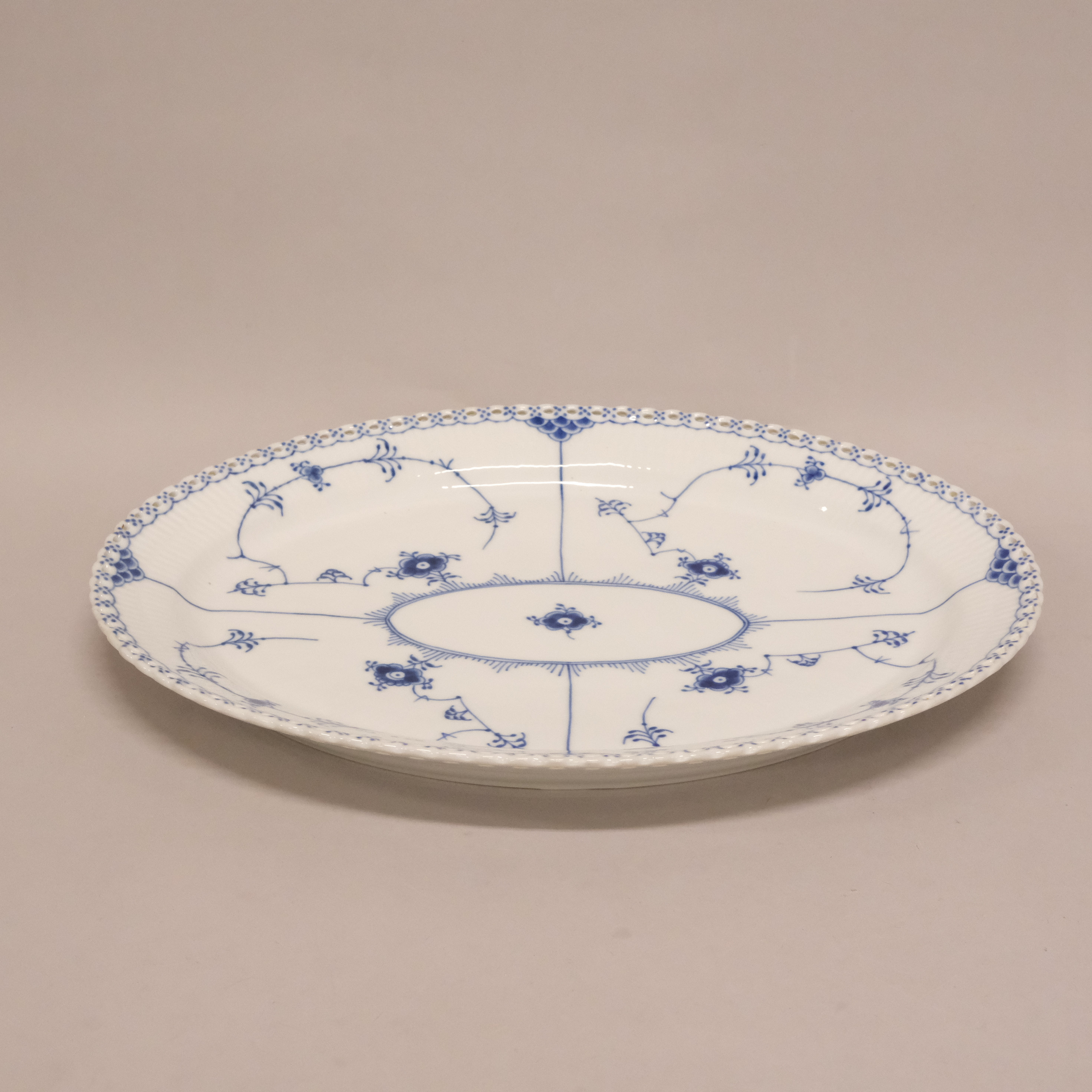 UPPLÄGGNINGSFAT, "MUSSELMALET", HELBLOND, ROYAL COPENHAGEN.