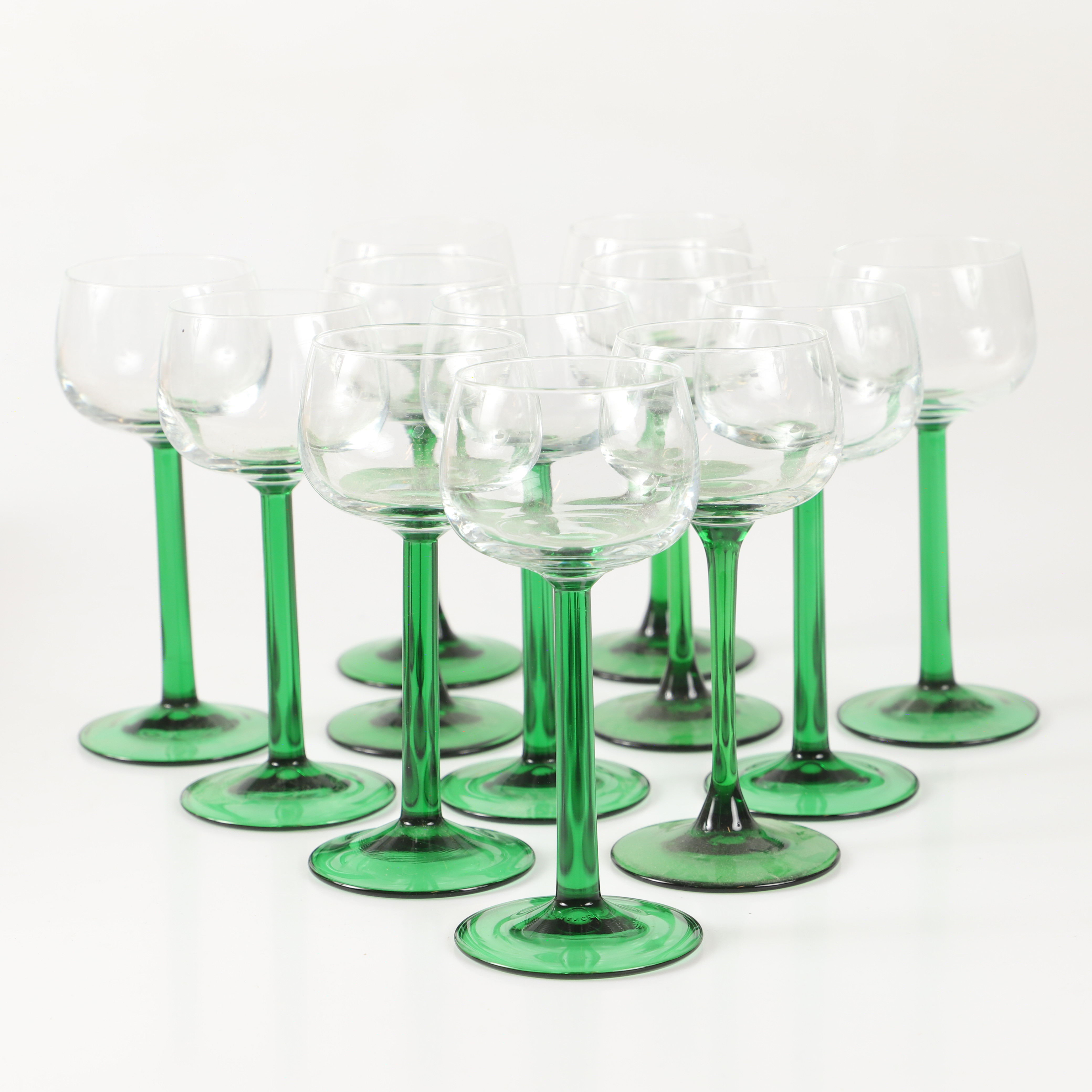 VITVINSGLAS, 12 stycken, med grön fot, Frankrike, 1900-tal.