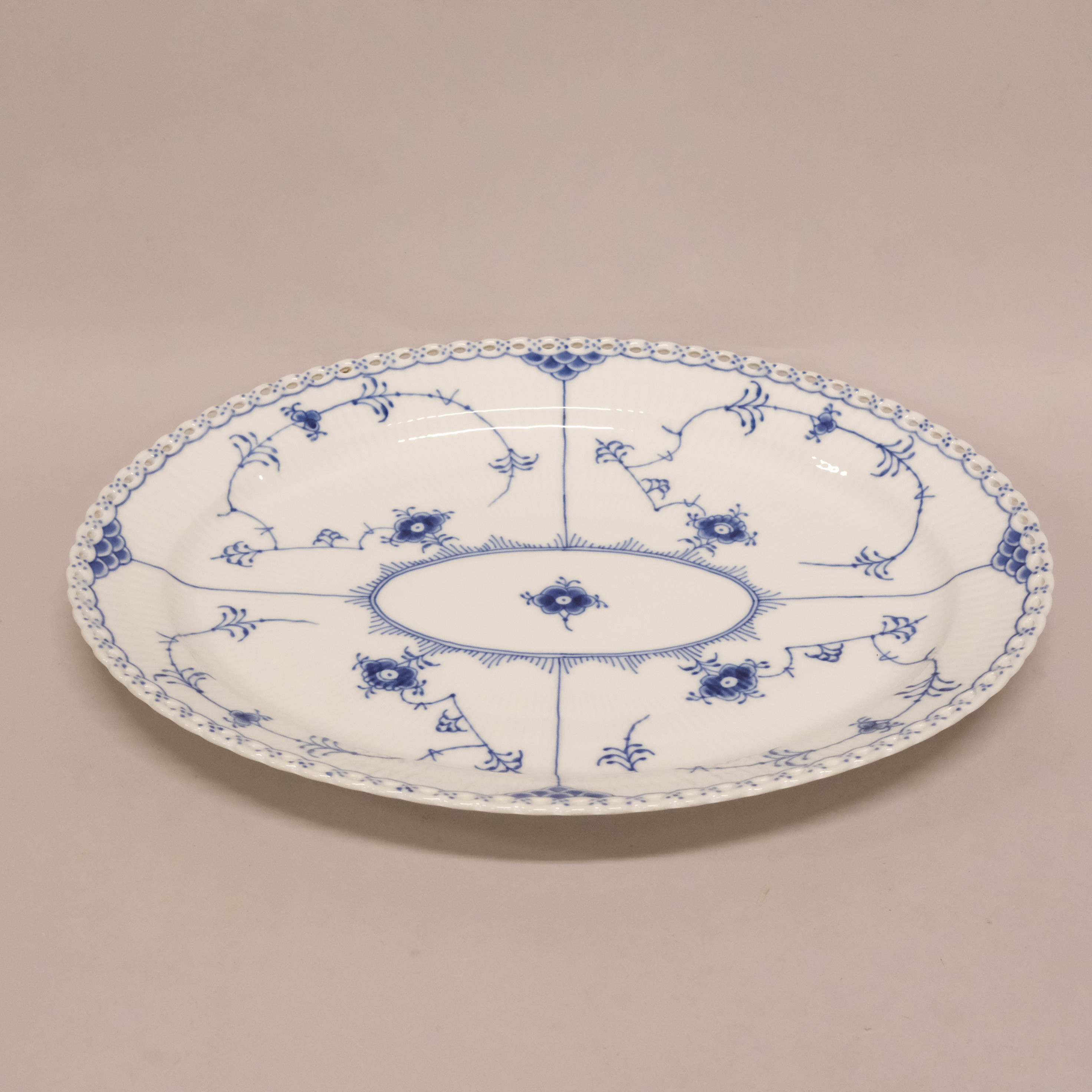 UPPLÄGGNINGSFAT, "MUSSELMALET", HELBLOND, ROYAL COPENHAGEN.