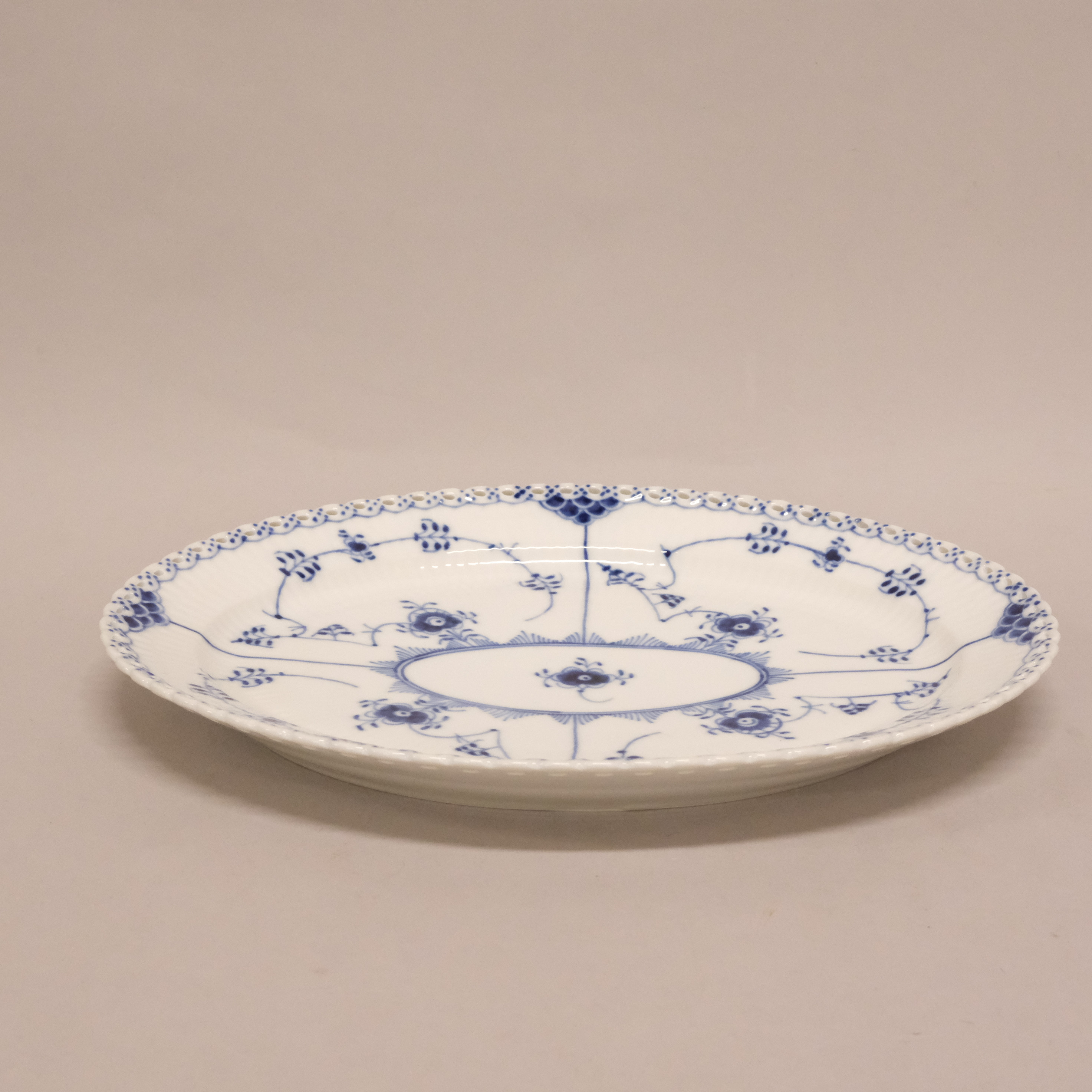 UPPLÄGGNINGSFAT, "MUSSELMALET", HELBLOND, ROYAL COPENHAGEN.