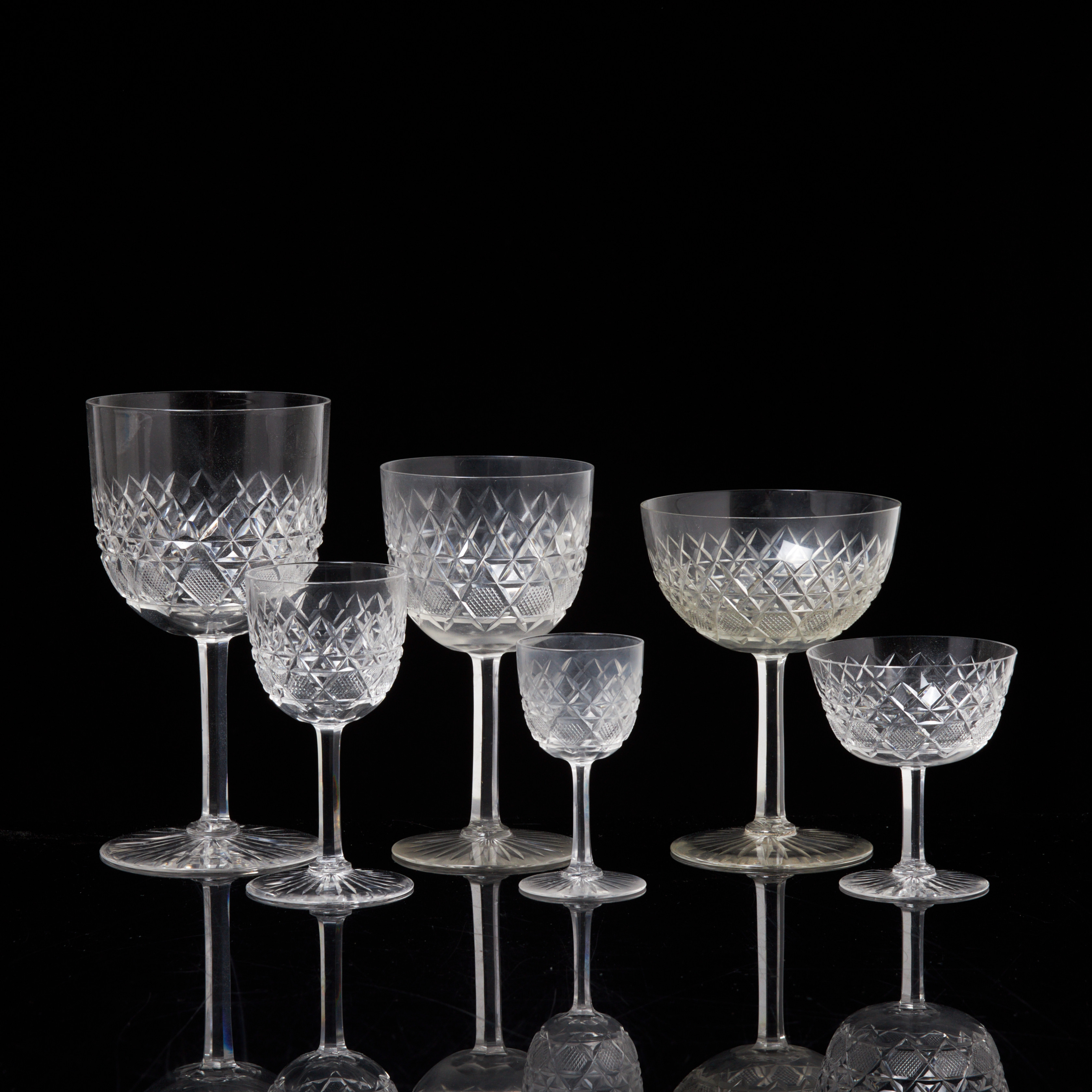 GLASSERVIS, 59 dlr, slipad dekor, 1900-tal.