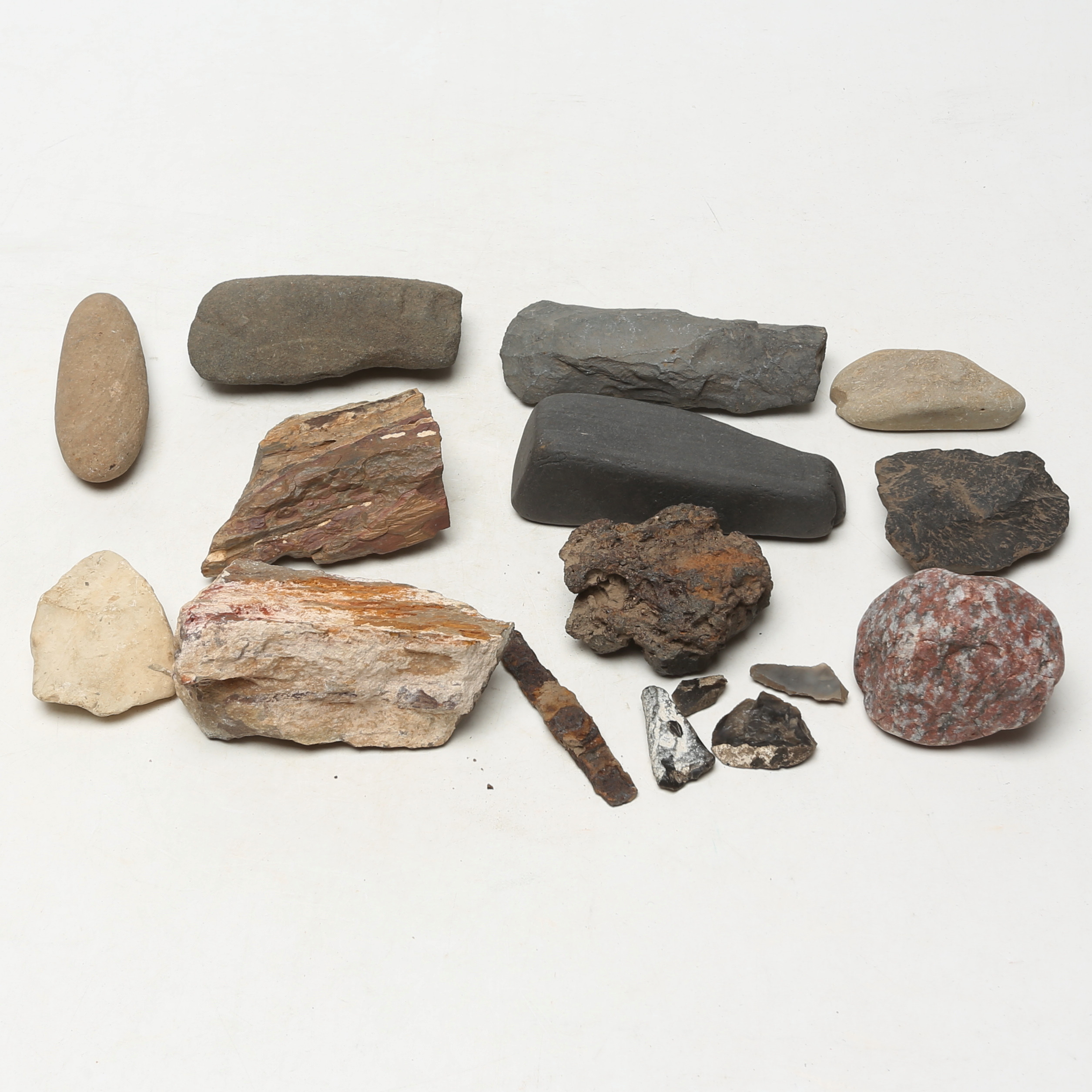 STENSAMLING, 15 delar, i plåtburk, enstaka från stenålder.