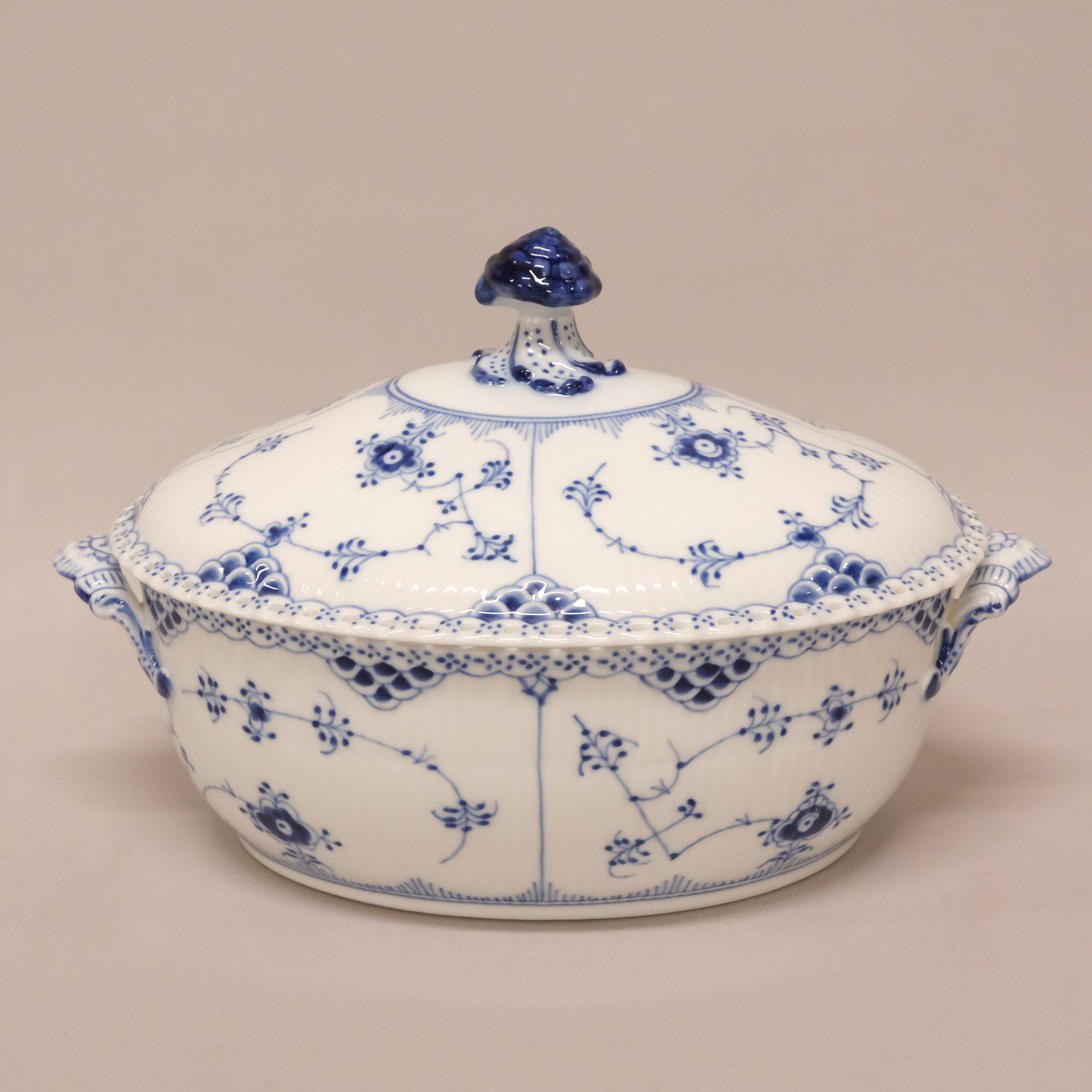 TERRIN MED LOCK, "MUSSELMALET", ROYAL COPENHAGEN.