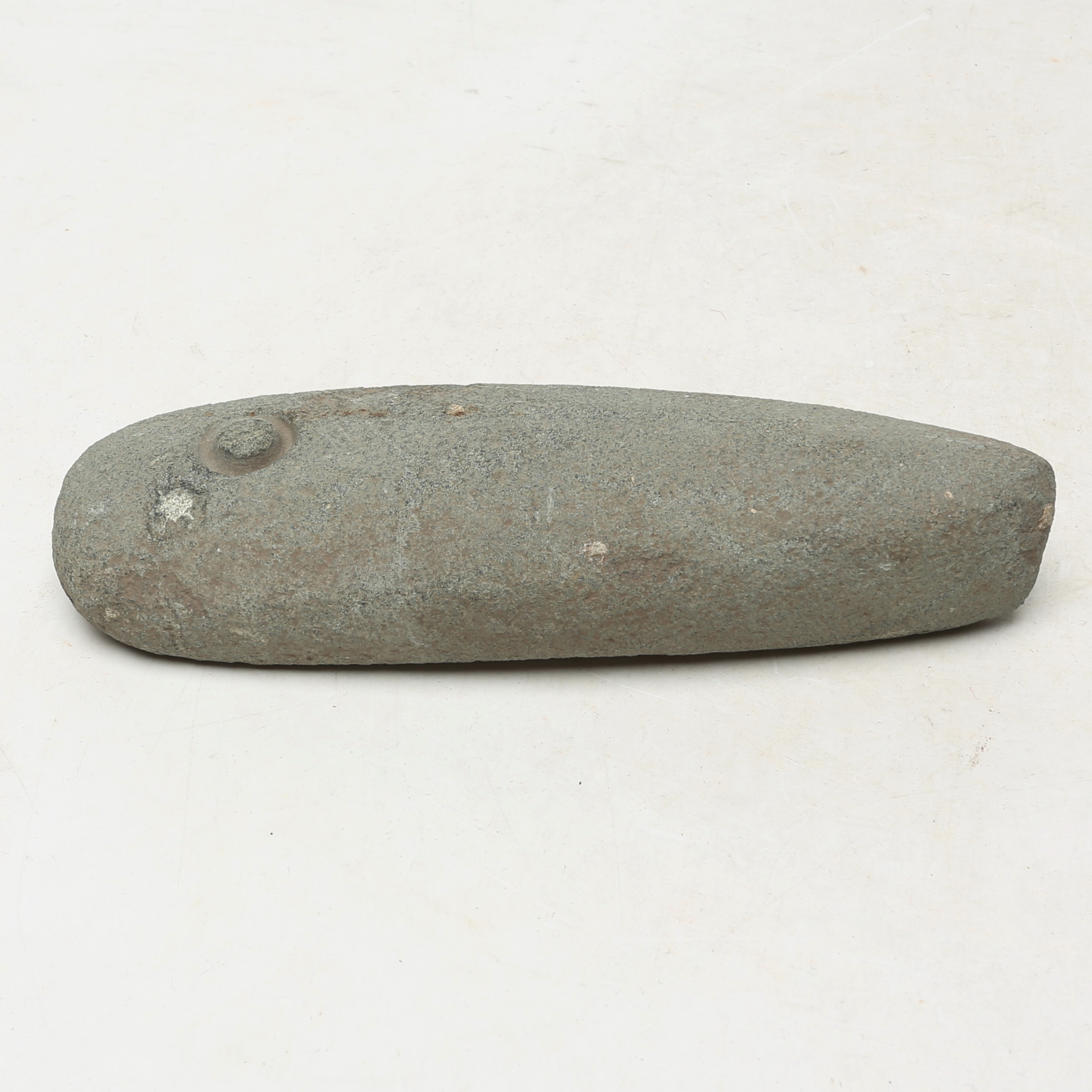 BERGARTSYXA, med påbörjat skafthål, stenålder.