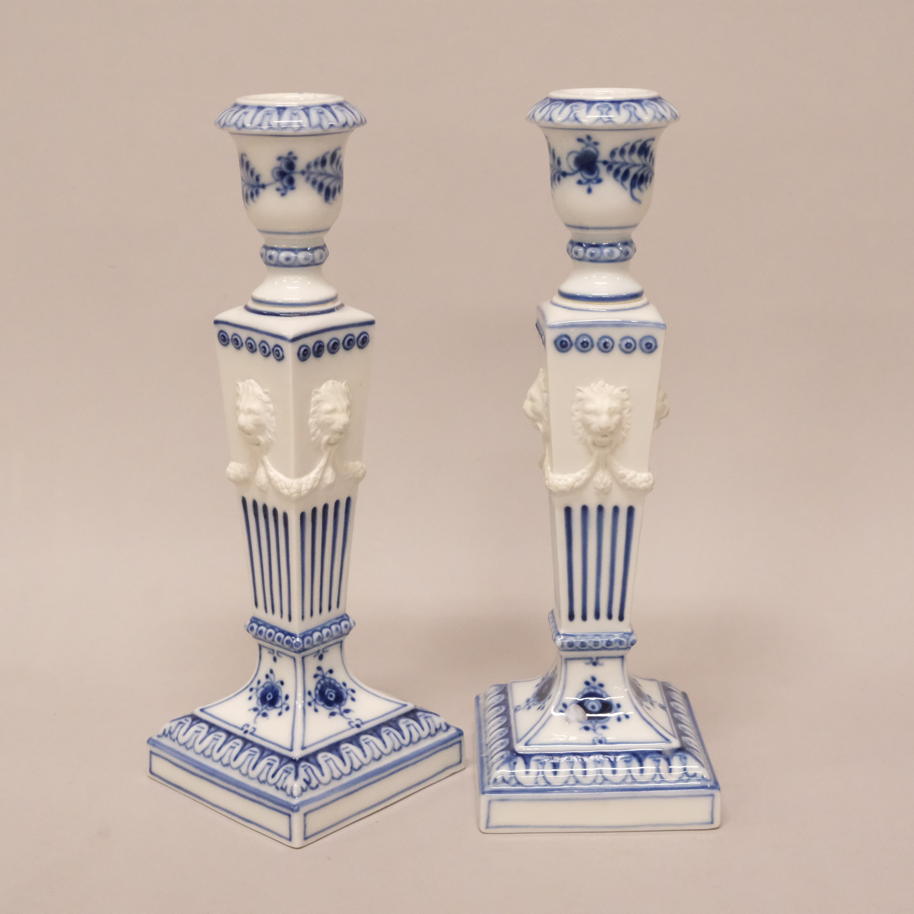 ETT PAR LJUSSTAKAR, "MUSSELMALET", ROYAL COPENHAGEN.