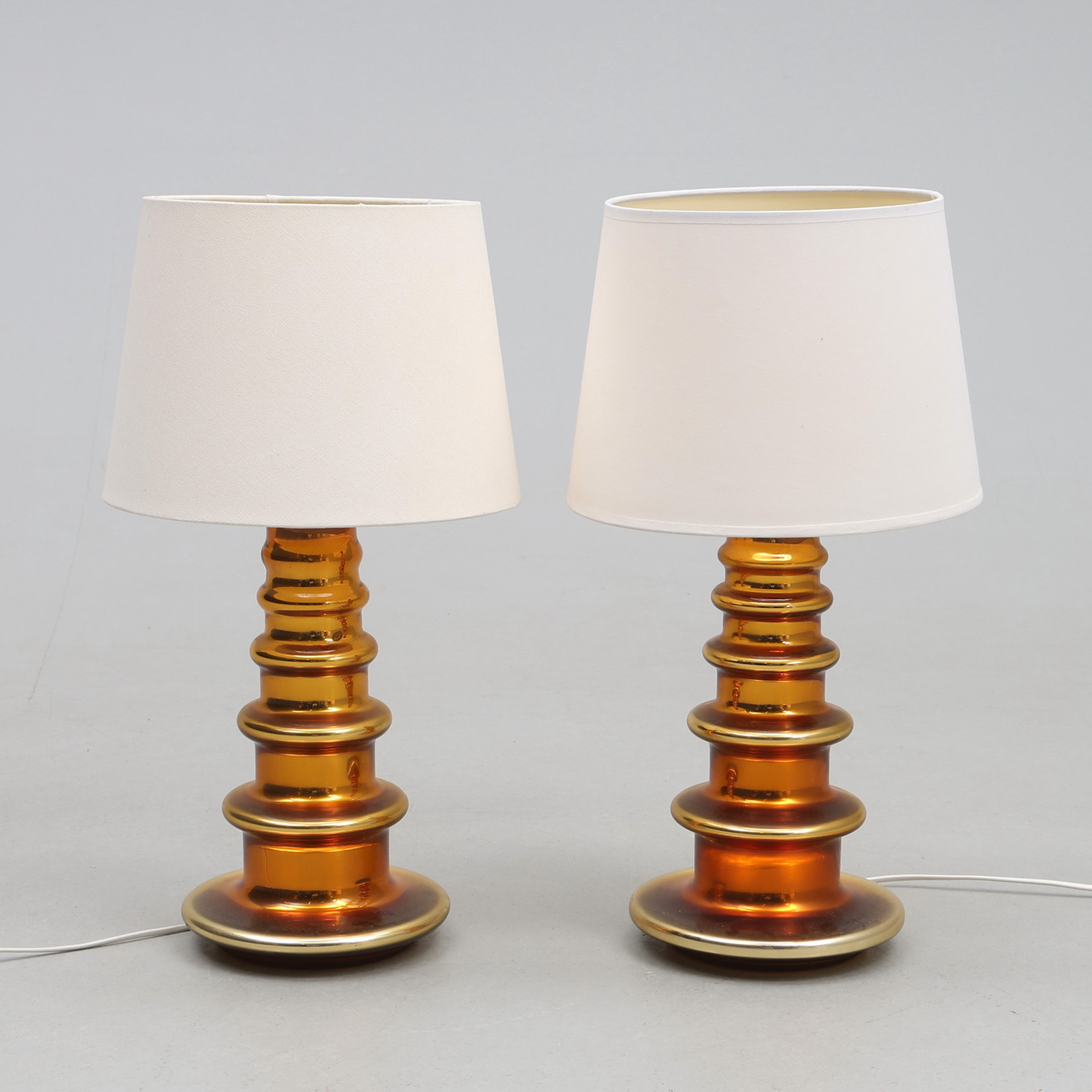 BORDSLAMPOR. 1 par, folierat glas, 1900-talets andra hälft.