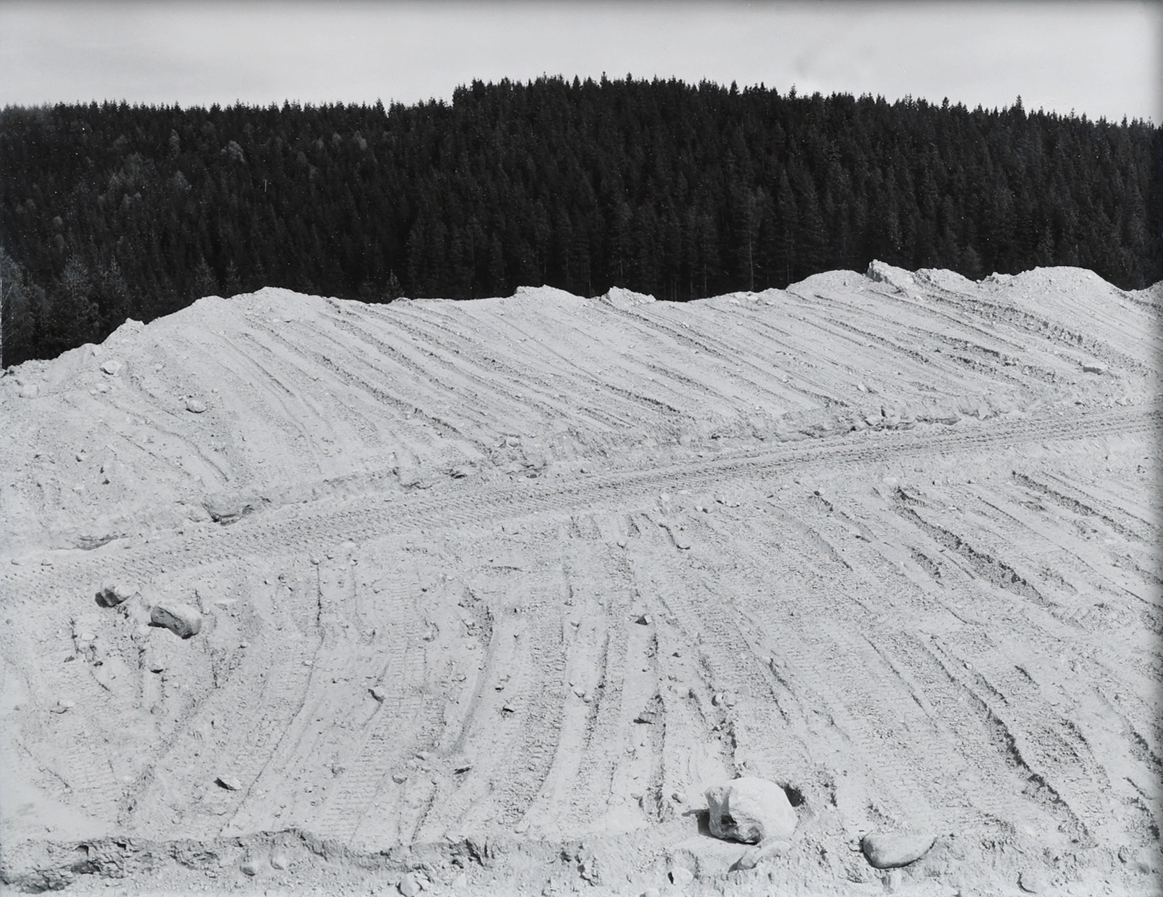 GERRY JOHANSSON 1945-. SILVERGELATINKOPIA, "GRUSTAG", SIGNERAD À TERGO.