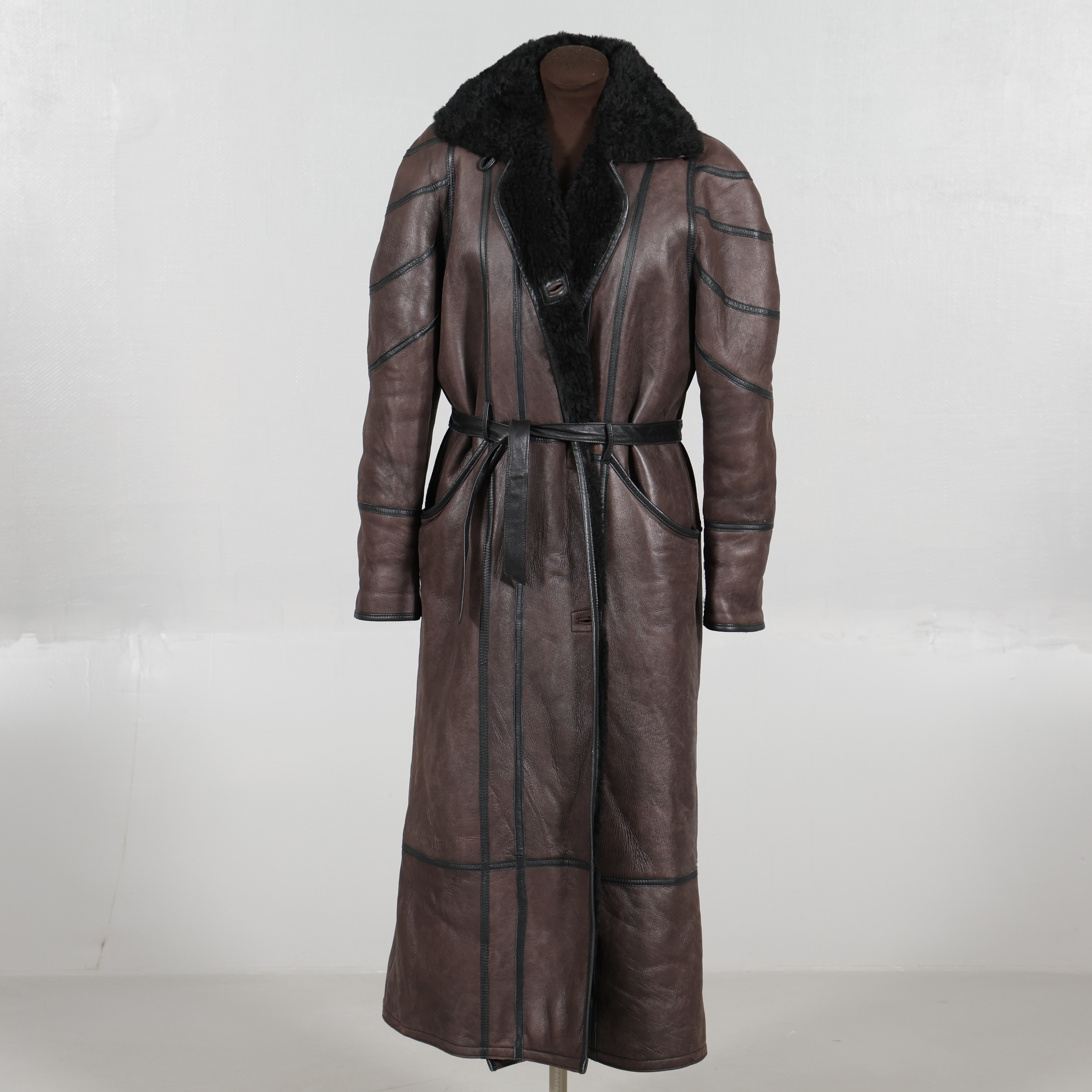 FÅRSKINNSKAPPA med detaljer i läder, Pege skinn, Lotta Thisell Design.