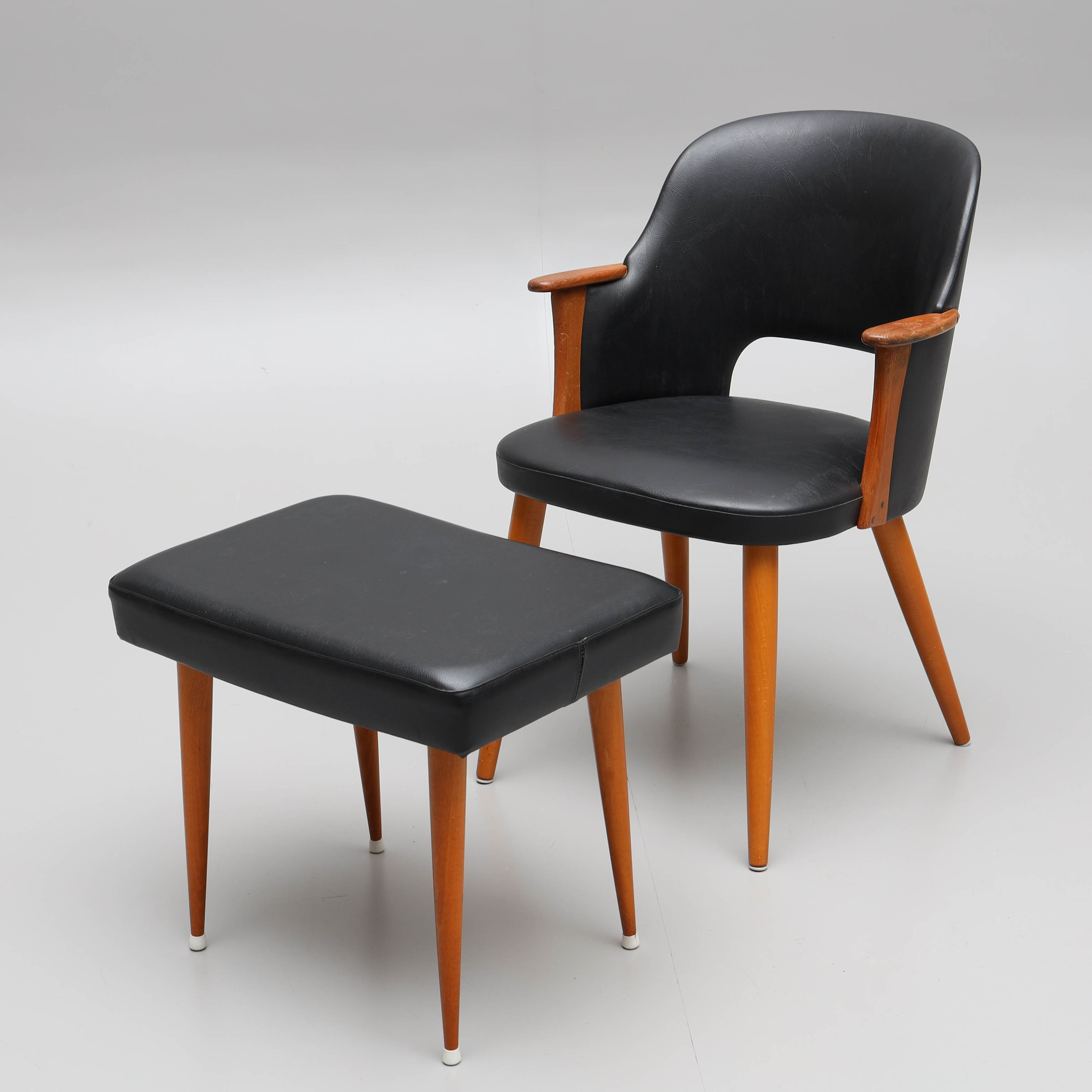 KARMSTOL och FOTPALL, 2 delar, teakfanér & konstskinn, 1900-talets mitt.