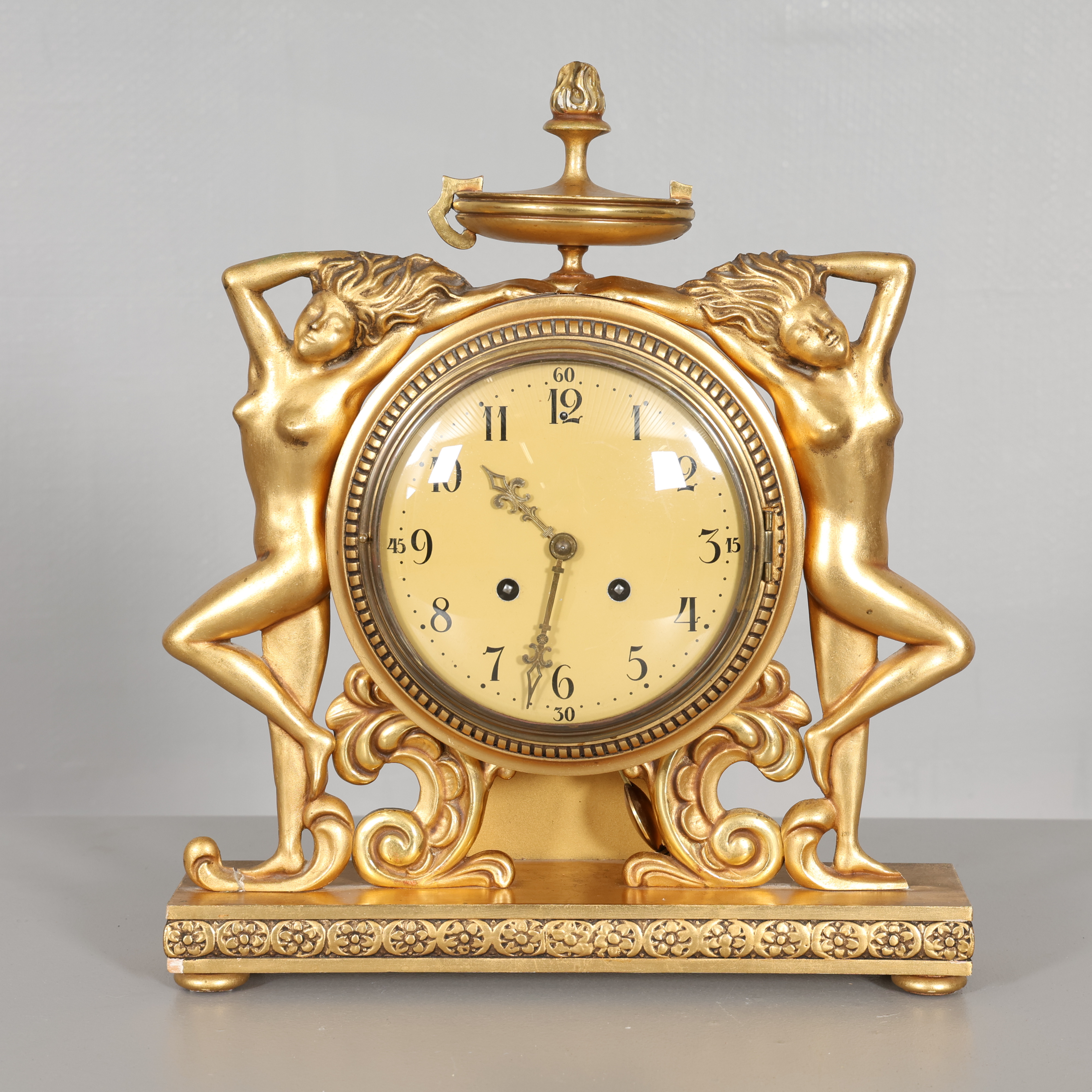 BORDSPENDYL. Swedish Grace, förgylld, skuren dekor, 1900-tal.