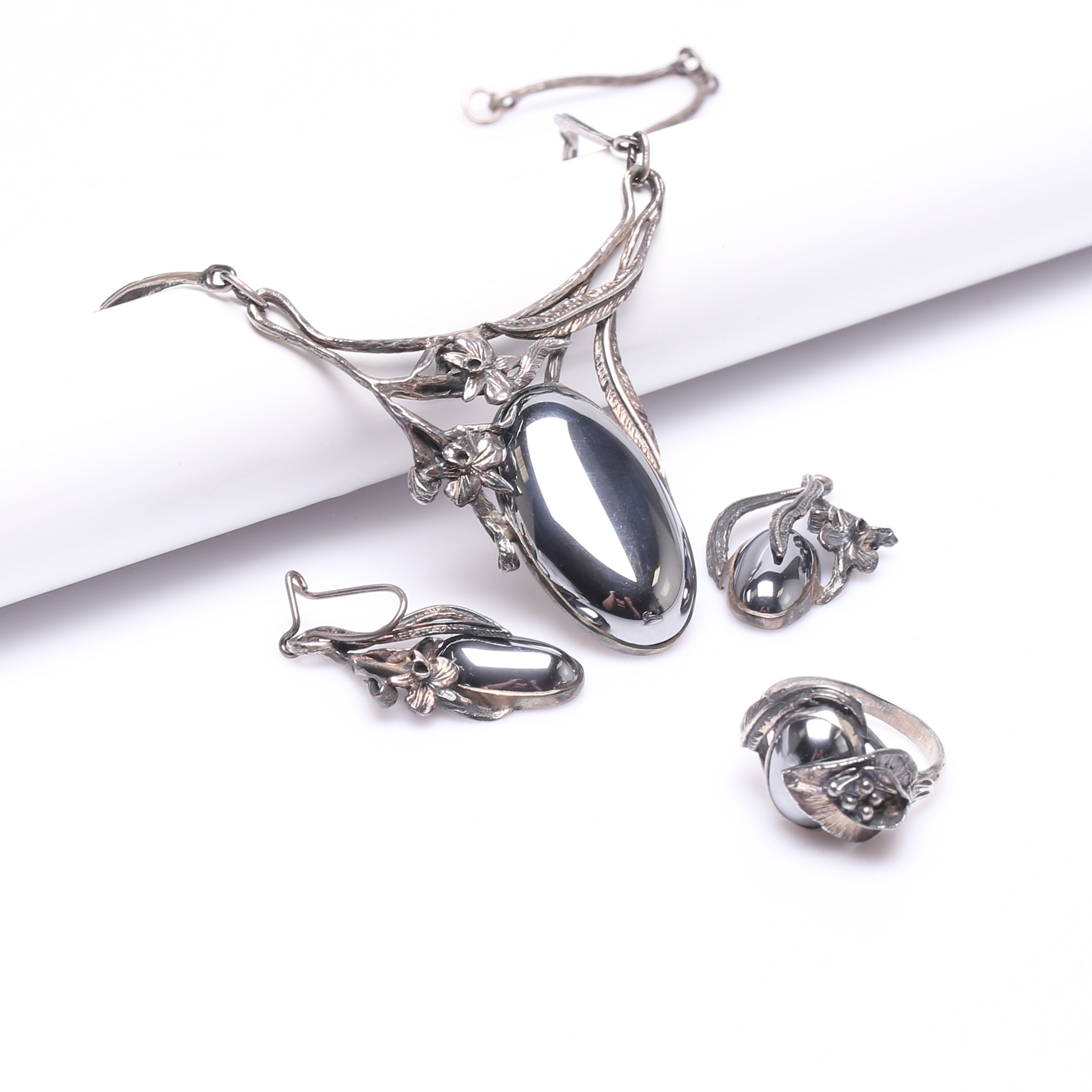 GARNETYR, 3 delar, silver och hematit, troligen Polen.