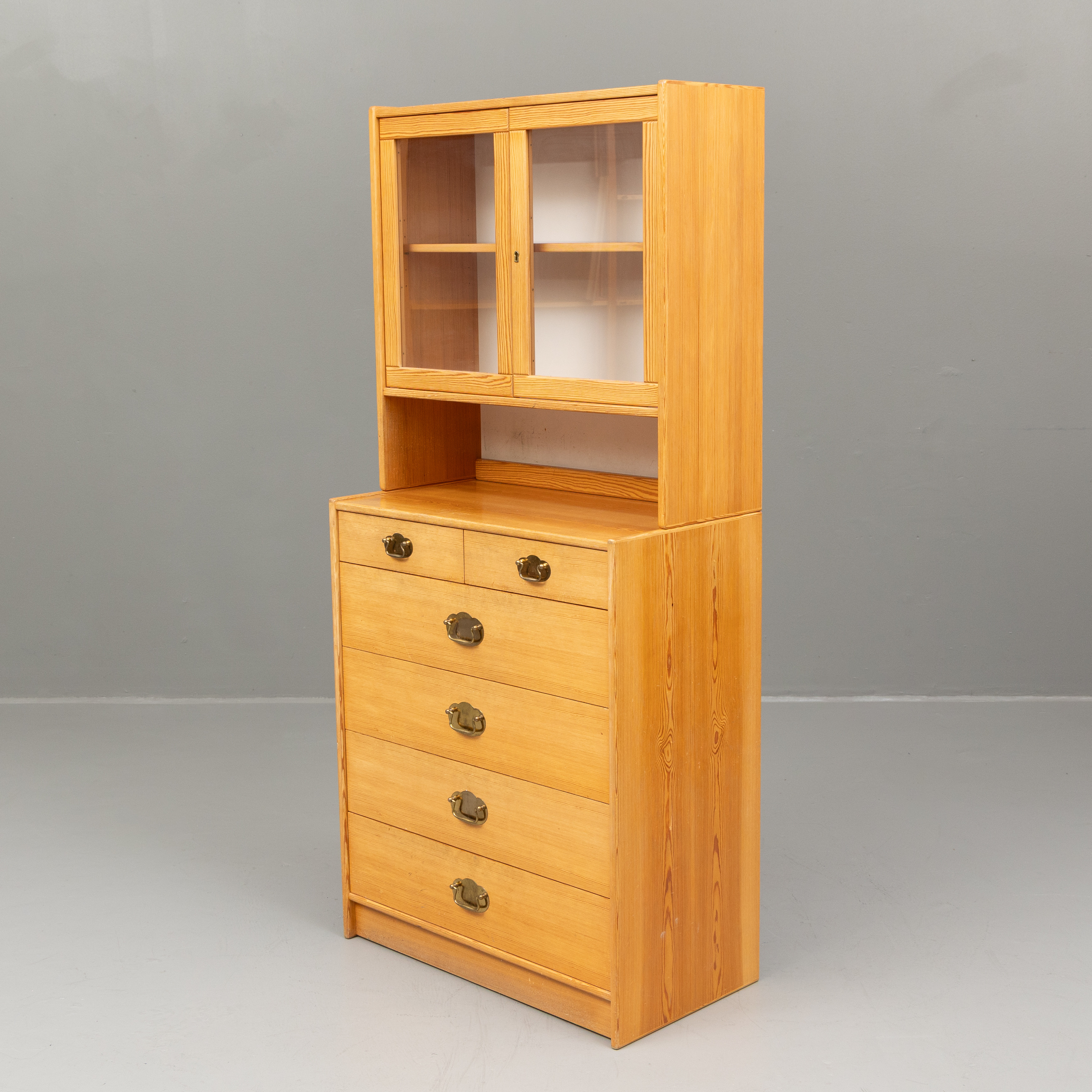 BYRÅ, furu, glasad ovandel, Artie, 1900-talets andra hälft.