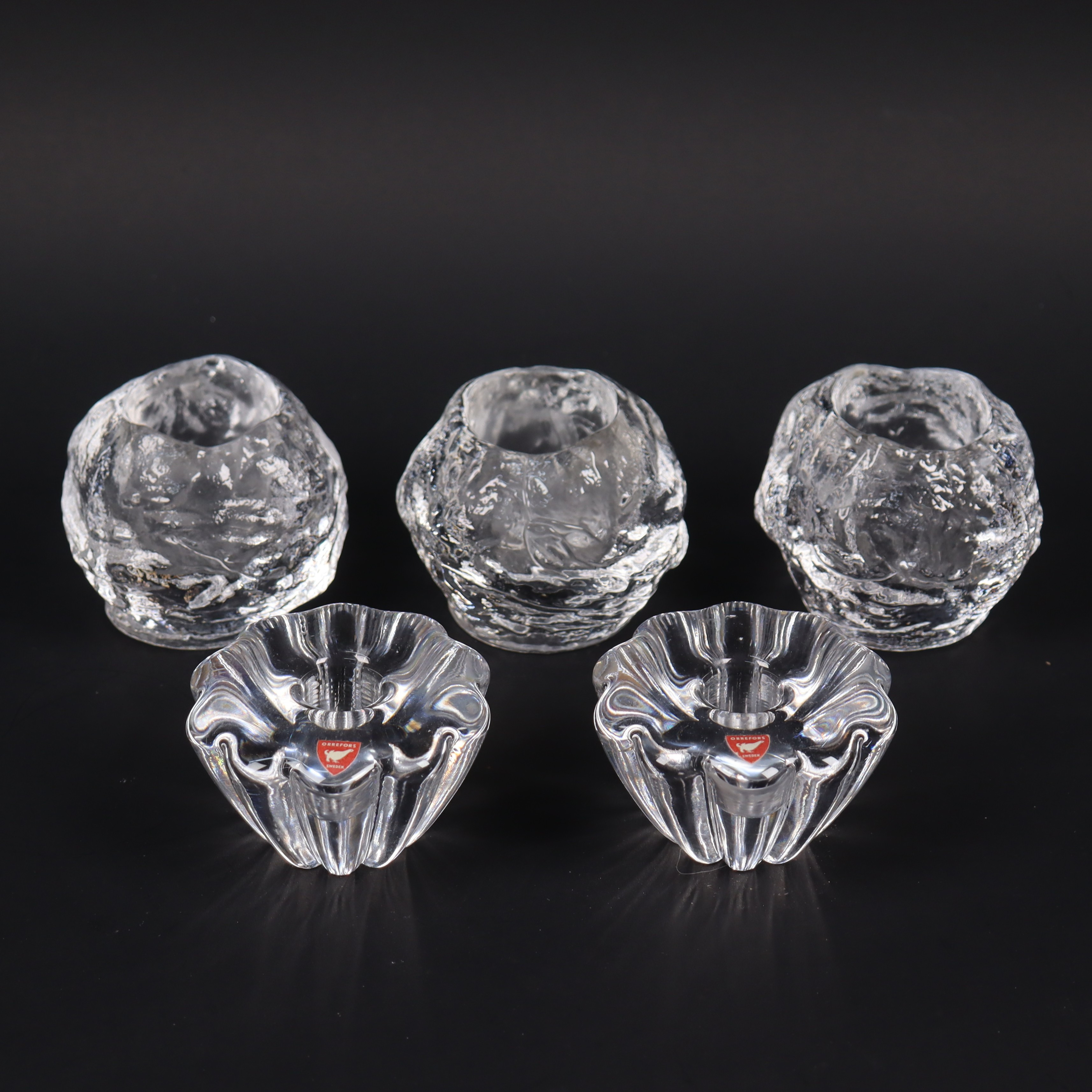 ANN WÄRFF. "Snöboll", Kosta Boda, ljuslyktor i glas samt Orrefors ljusstakar i glas, 5 delar.