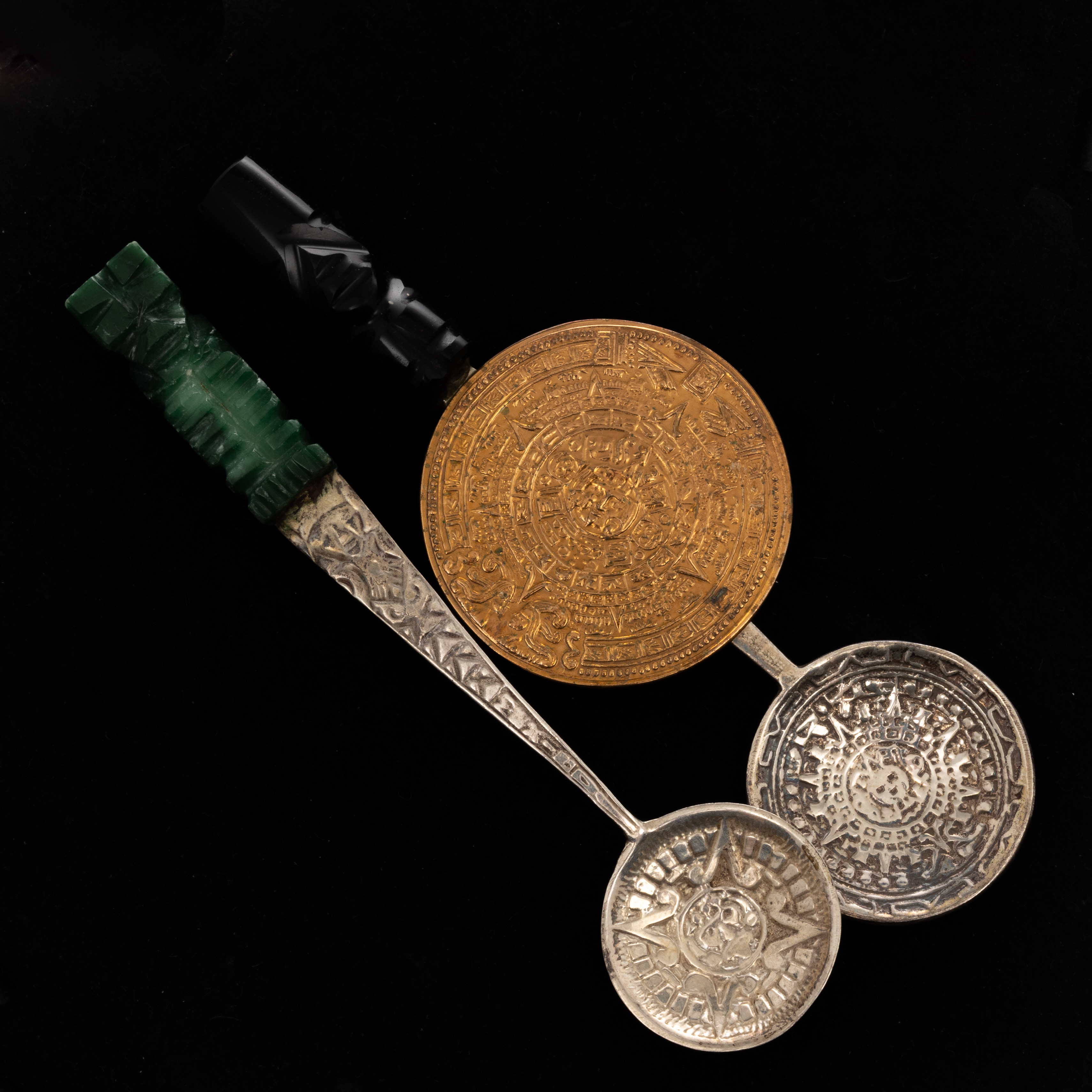 SKEDAR & BROSCH, 3 delar, Sterlingsilver, Solkalender & Onyx, Mexico.