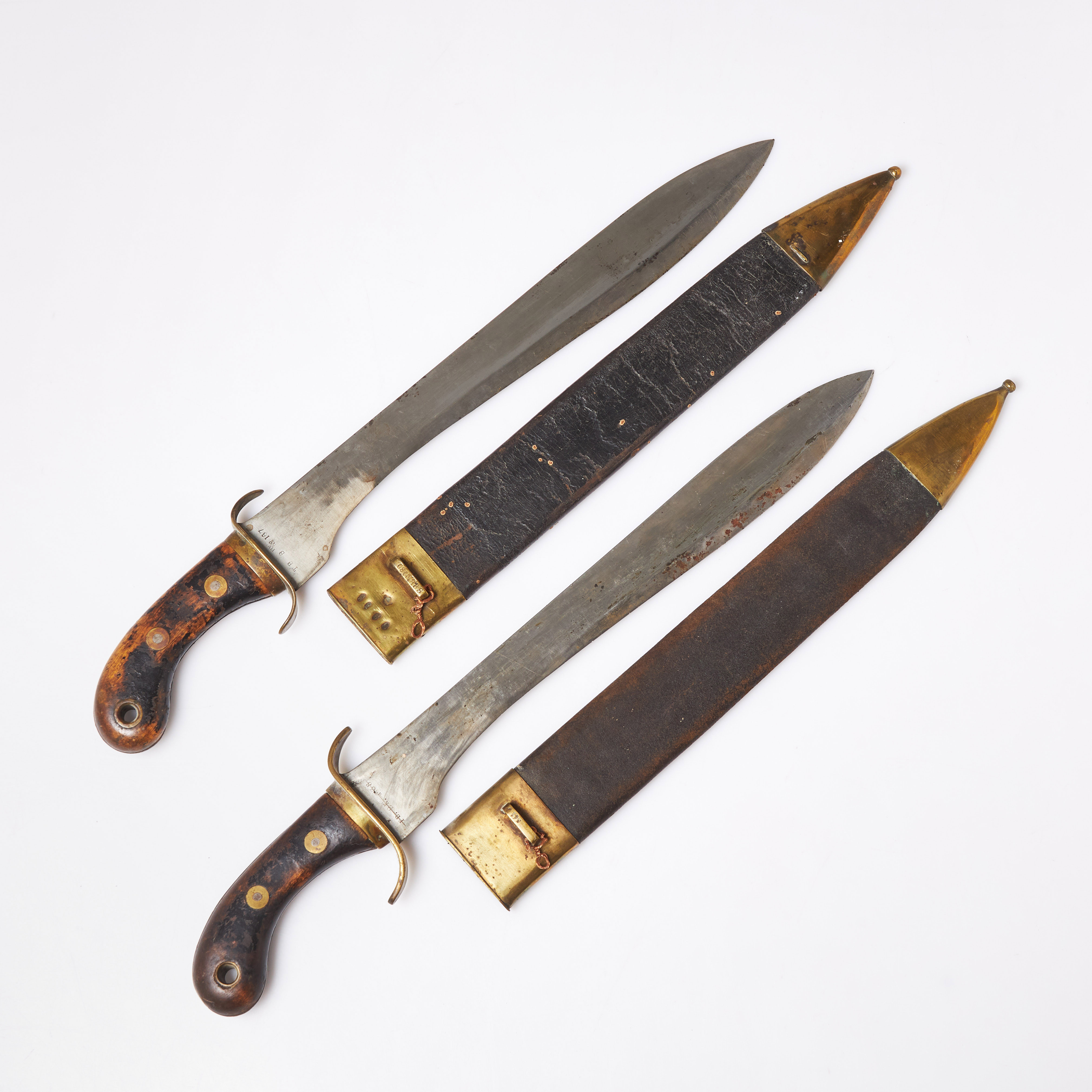 FASKINKNIVAR, 2 st, m/1848, svärtad läderbalja med mässingsbeslag, svenska.