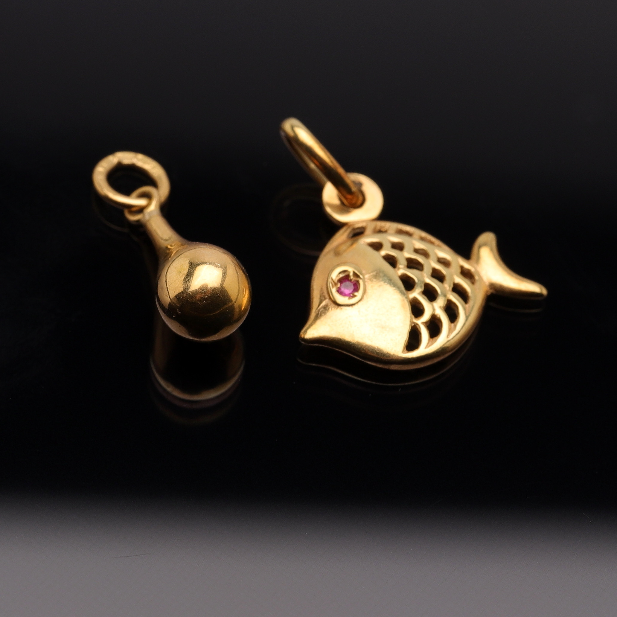 HÄNGEN, 2 st, 14k och 18k guld, totalvikt ca 1,87g.