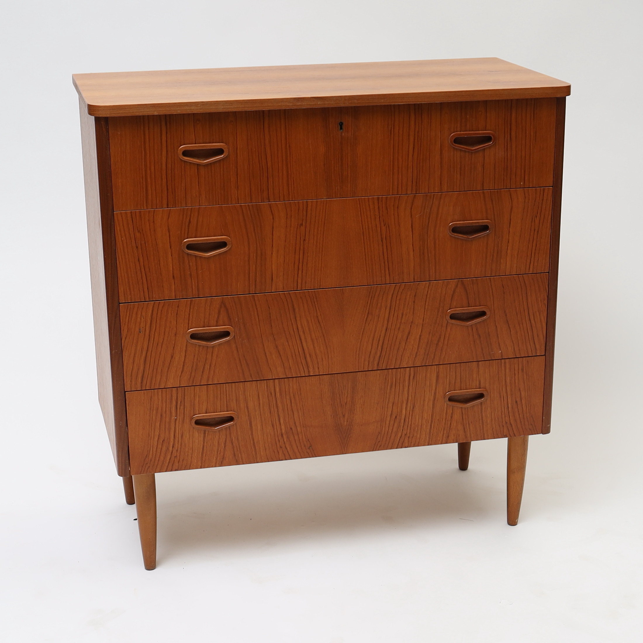 BYRÅ, 1950/1960-tal, teak med 4 lådor.