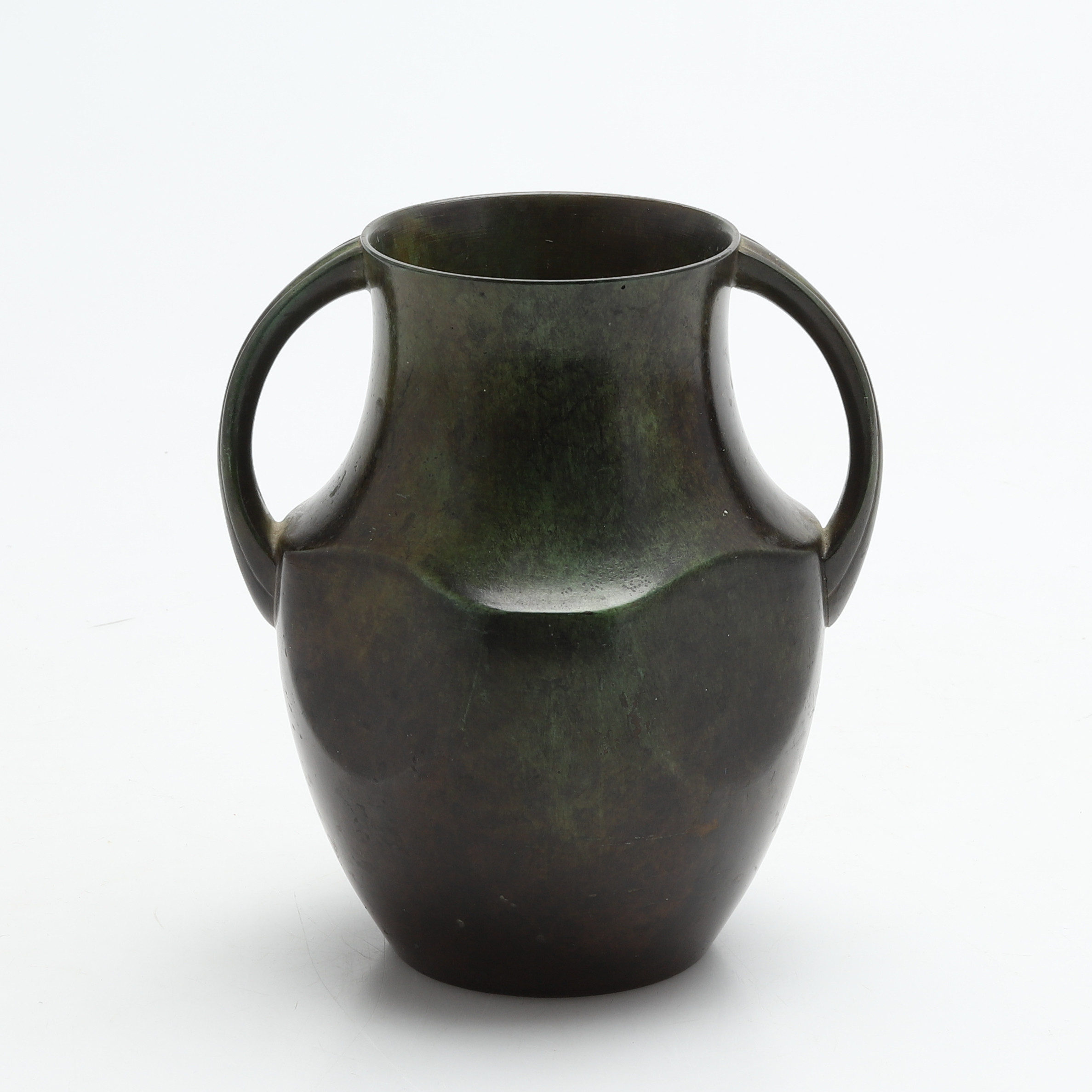 VAS MED HÄNKLAR, patinerad brons. Nr 68. GAB, Stockholm. 1930-tal.