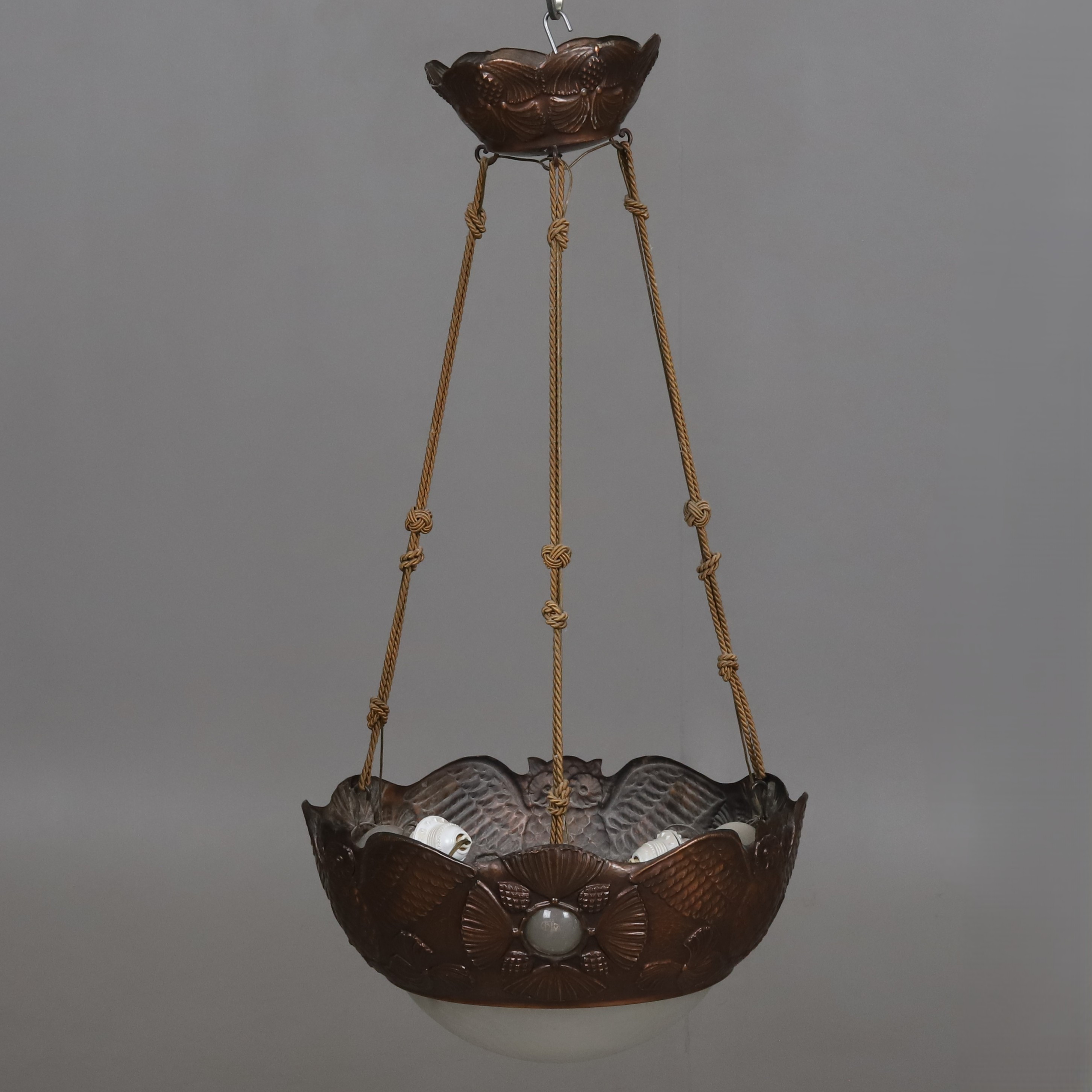 TAKLAMPA. Jugend. Hamrad koppar med glaskupa, 1900-talets första halva.