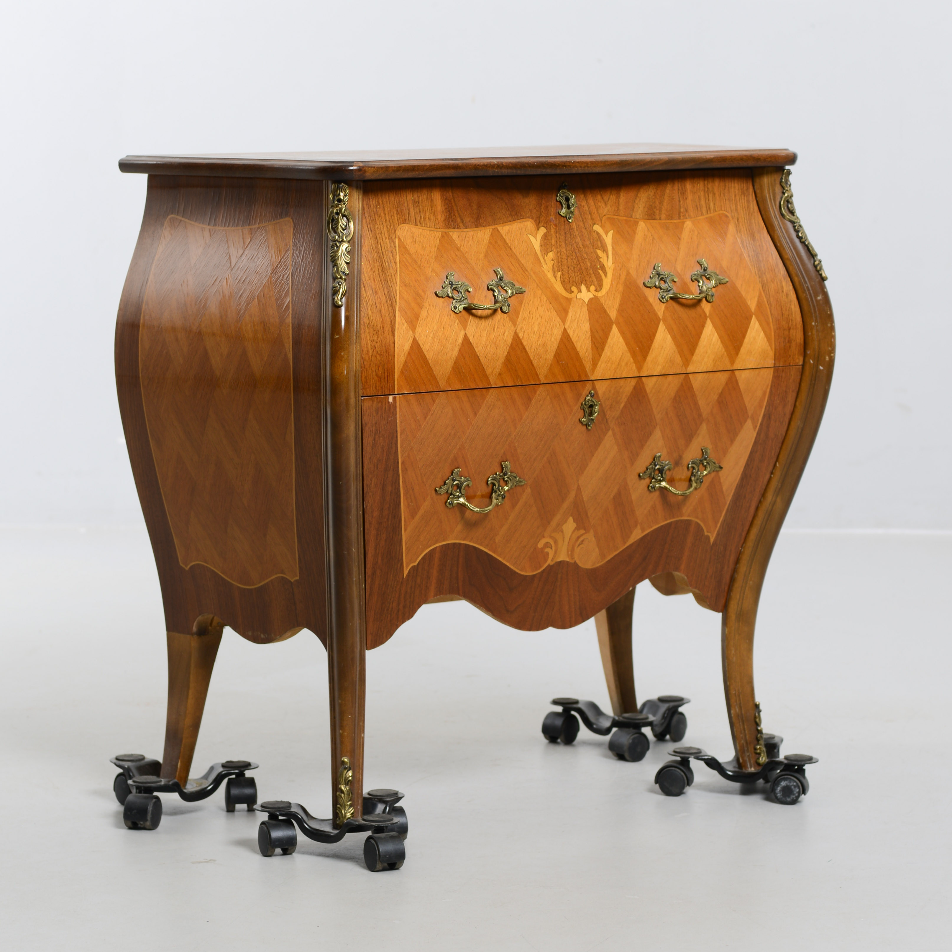 BYRÅ, rokokostil, 1900-talets mitt.