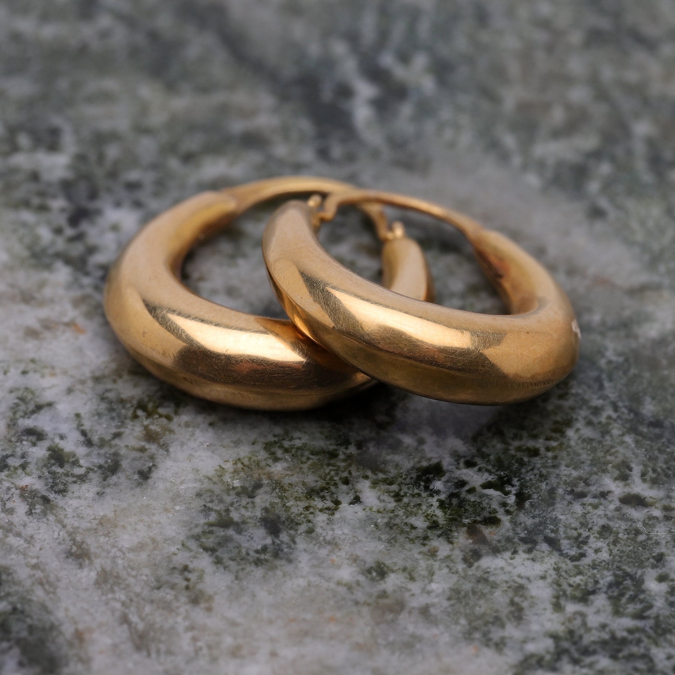 ÖRHÄNGEN, ett par, 18k guld, totalvikt ca 1,39g.