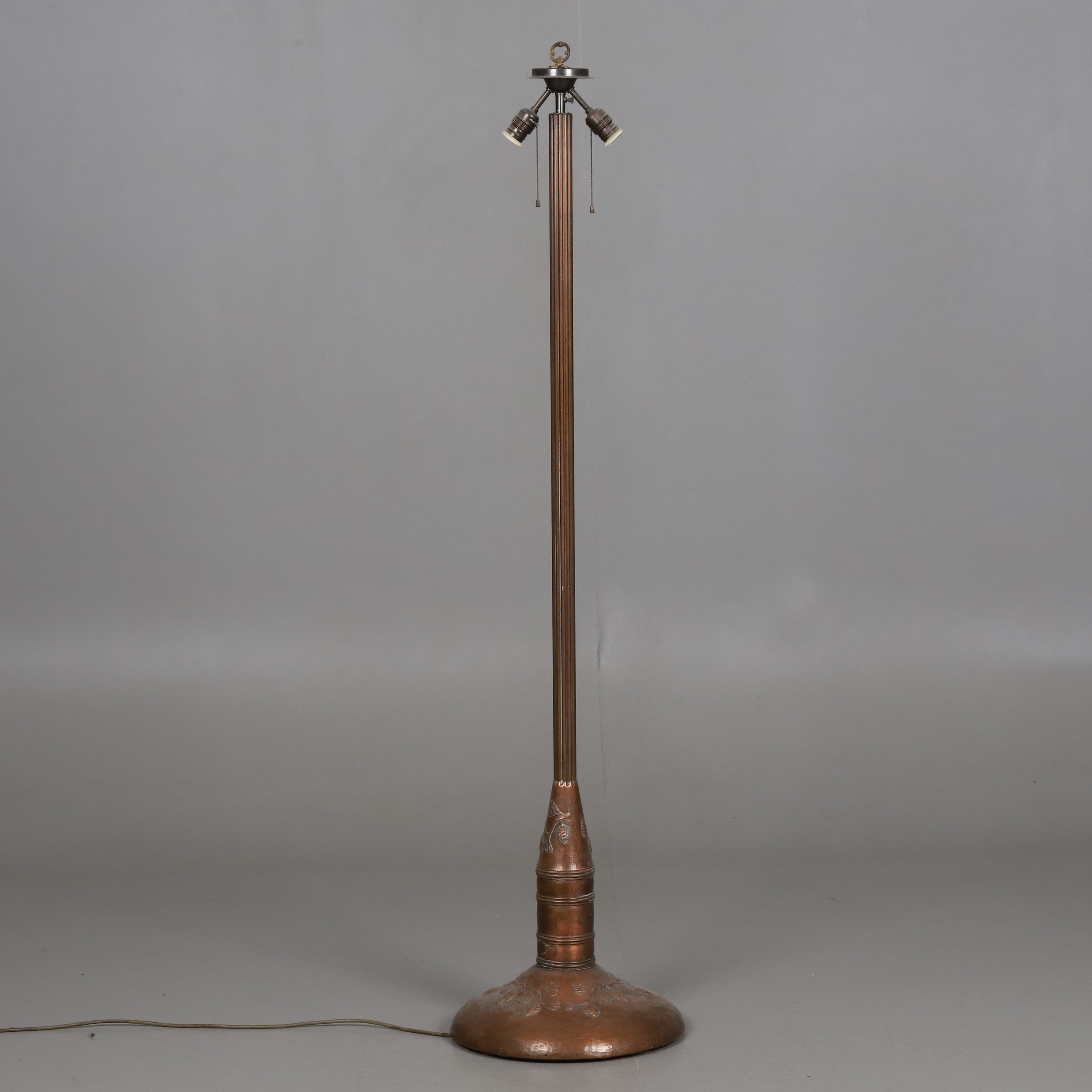 GOLVLAMPA. Koppar med punsad dekor. Jugend, tidigt 1900-tal.