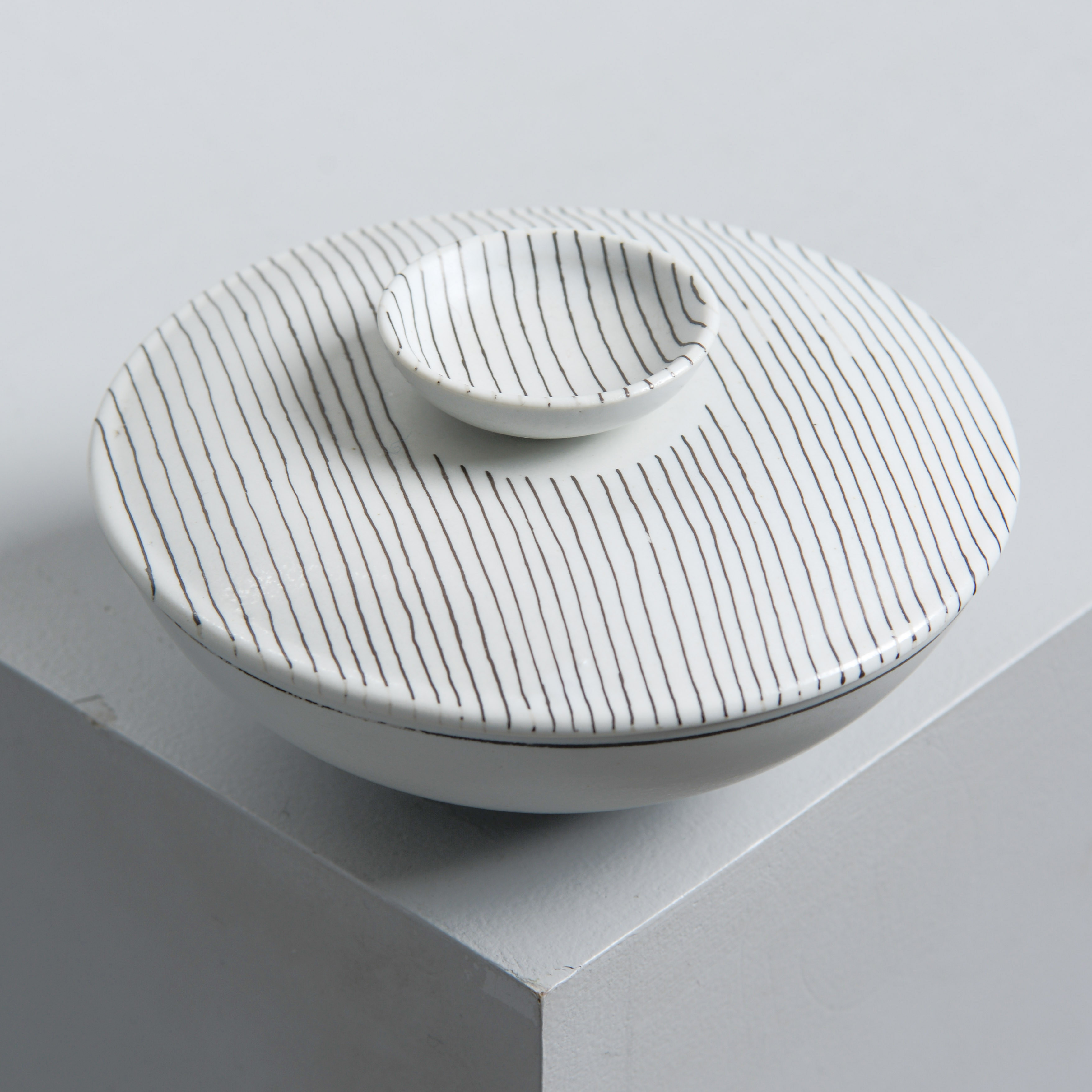 STIG LINDBERG. Lockskål, "Filigran", Gustavsberg, tidigt 1950-tal.