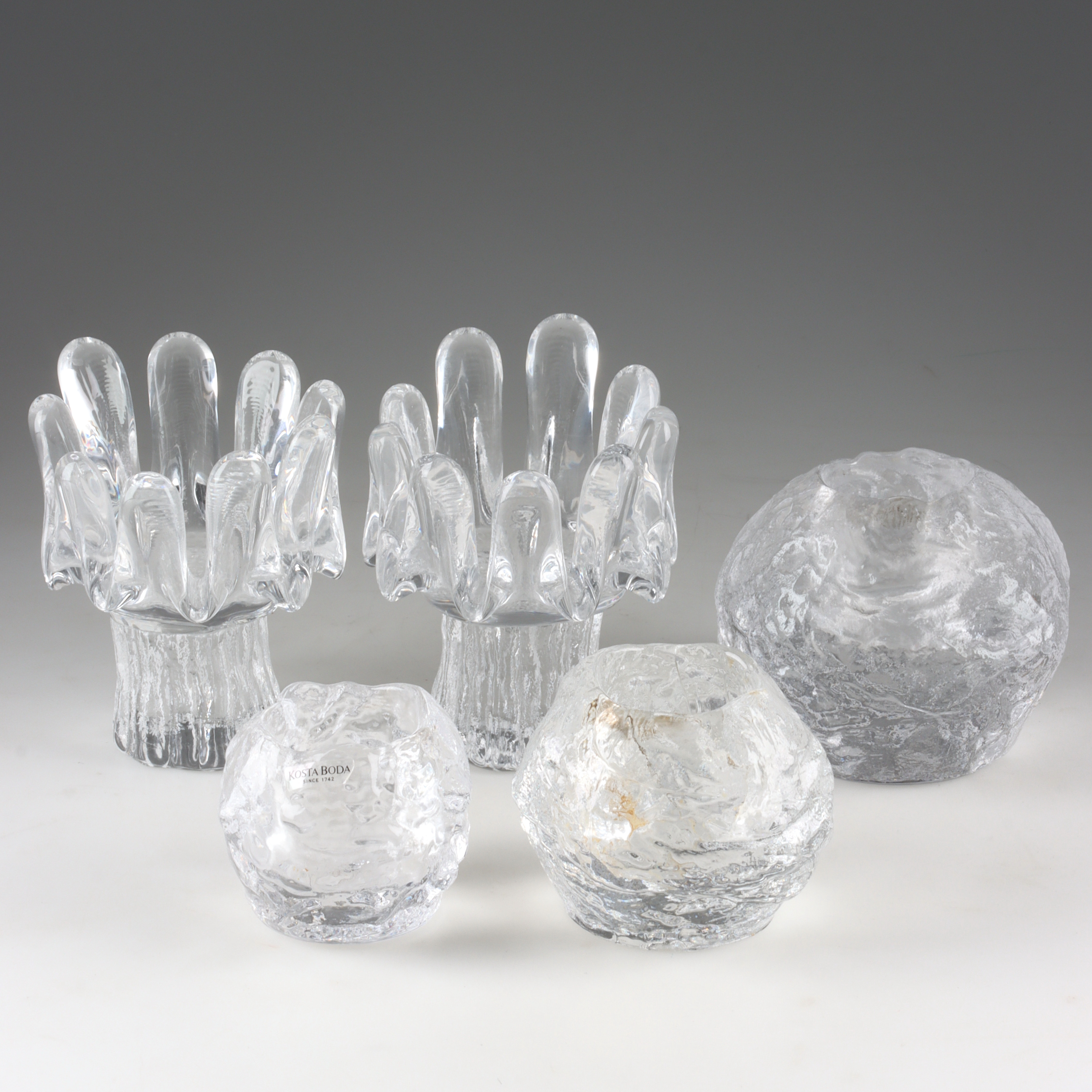 LJUSHÅLLARE, 5 st, glas, "Snowball" och Ann Wärff "Sunflower", Kosta, 1900-talets senare del.