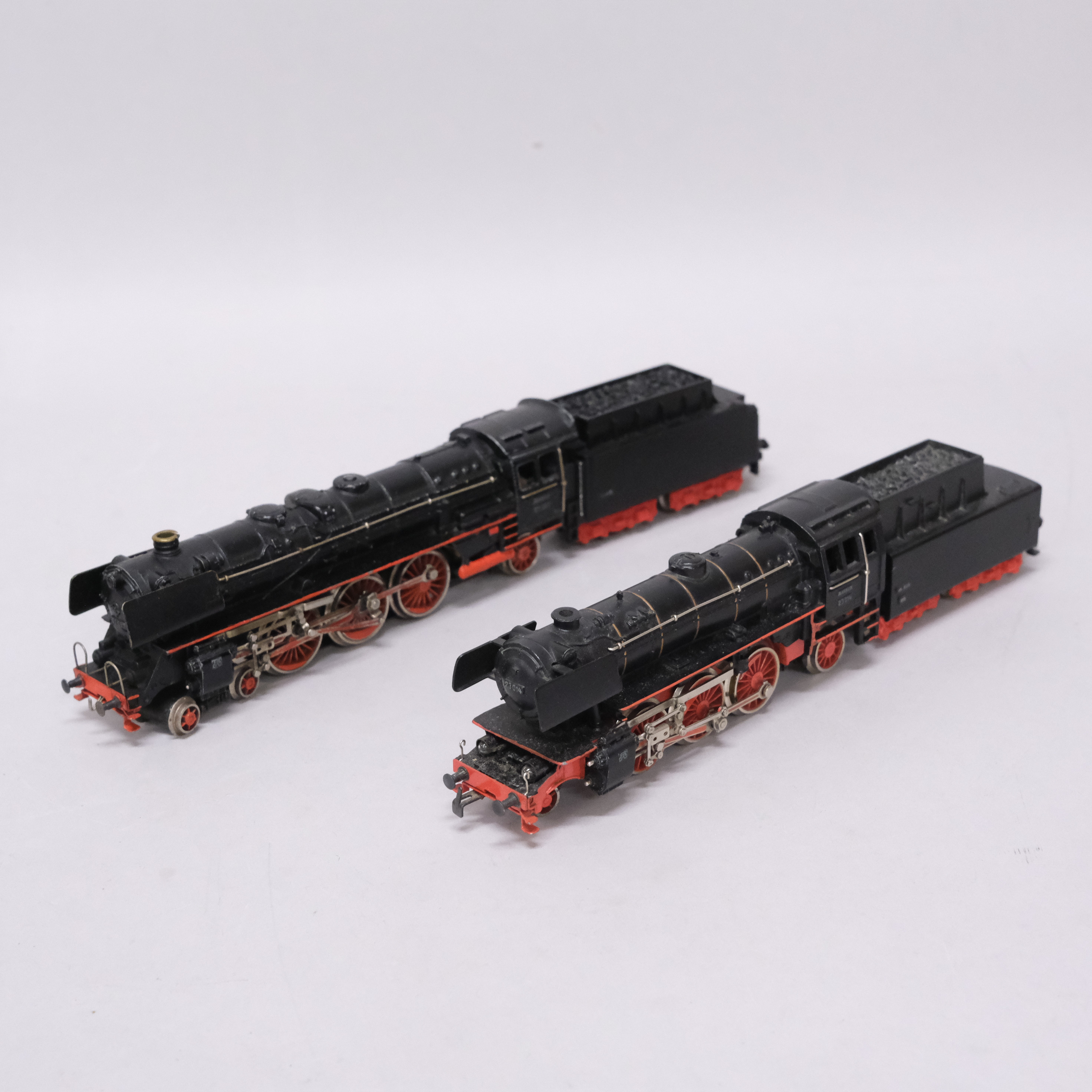 MÄRKLIN. MODELLJÄRNVÄG, TVÅ ÅNGLOK. "01 097" OCH "23 014". SKALA H0.