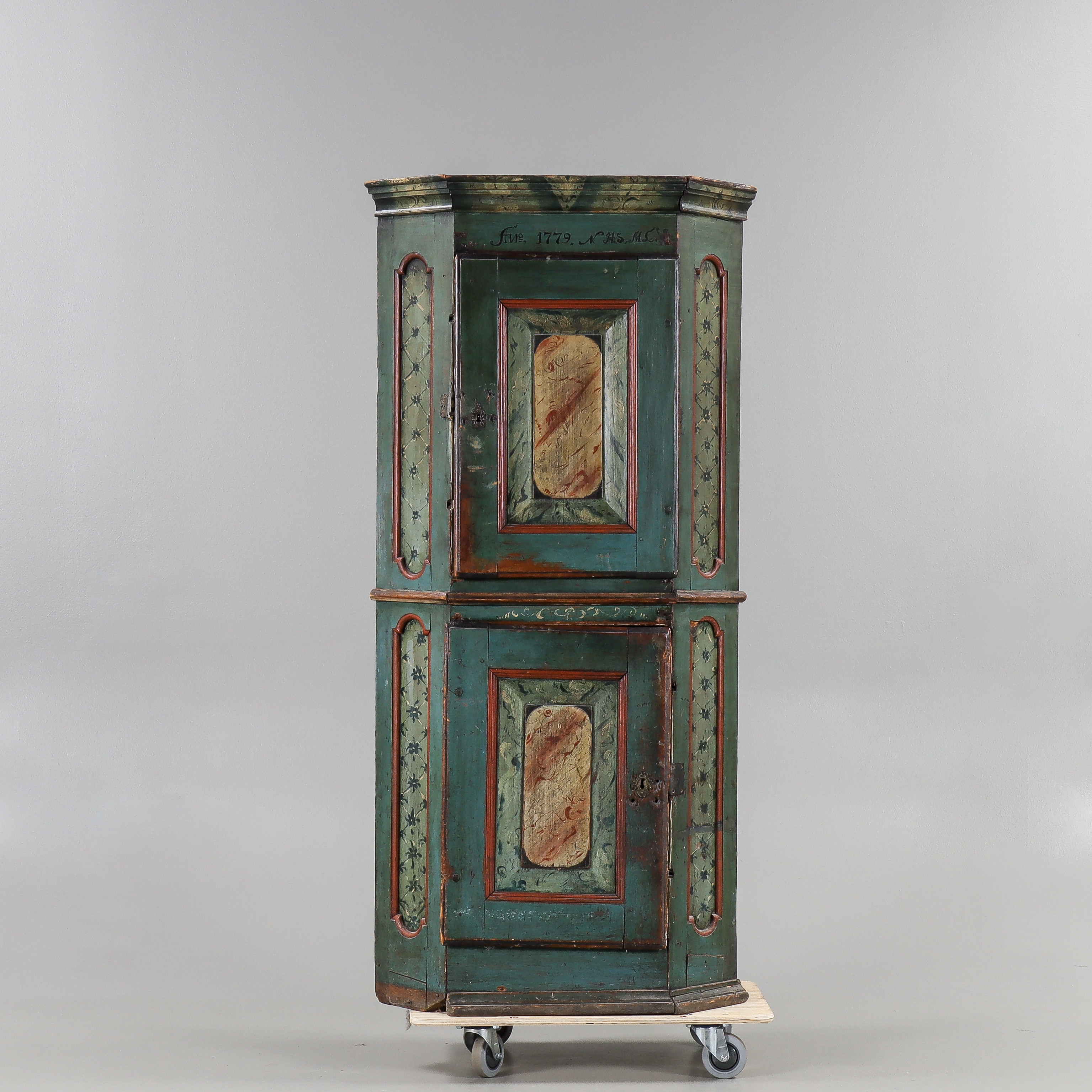 HÖRNSKÅP, allmoge, daterat 1779.