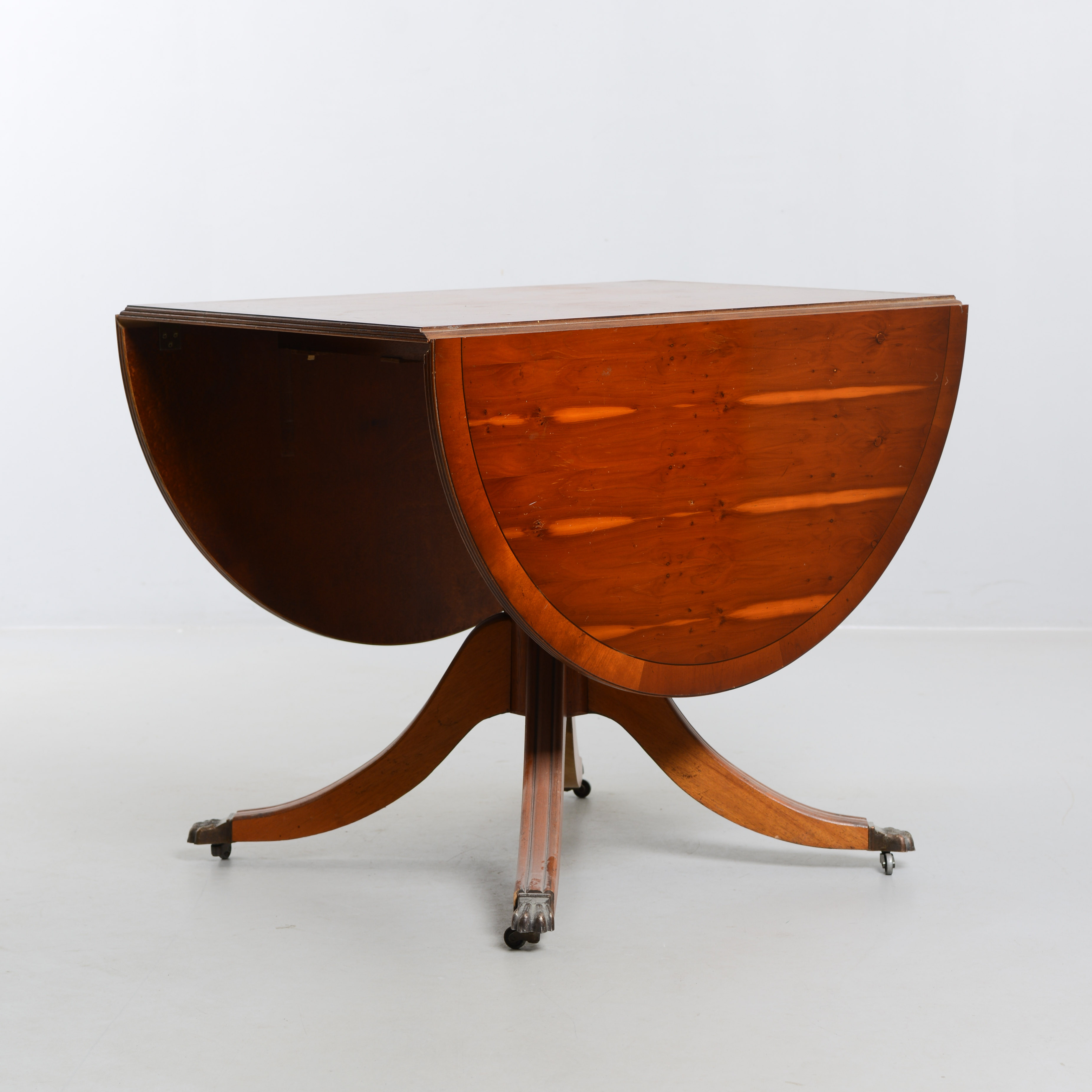 KLAFFBORD, Engelsk stil, 1900-talets senare del.