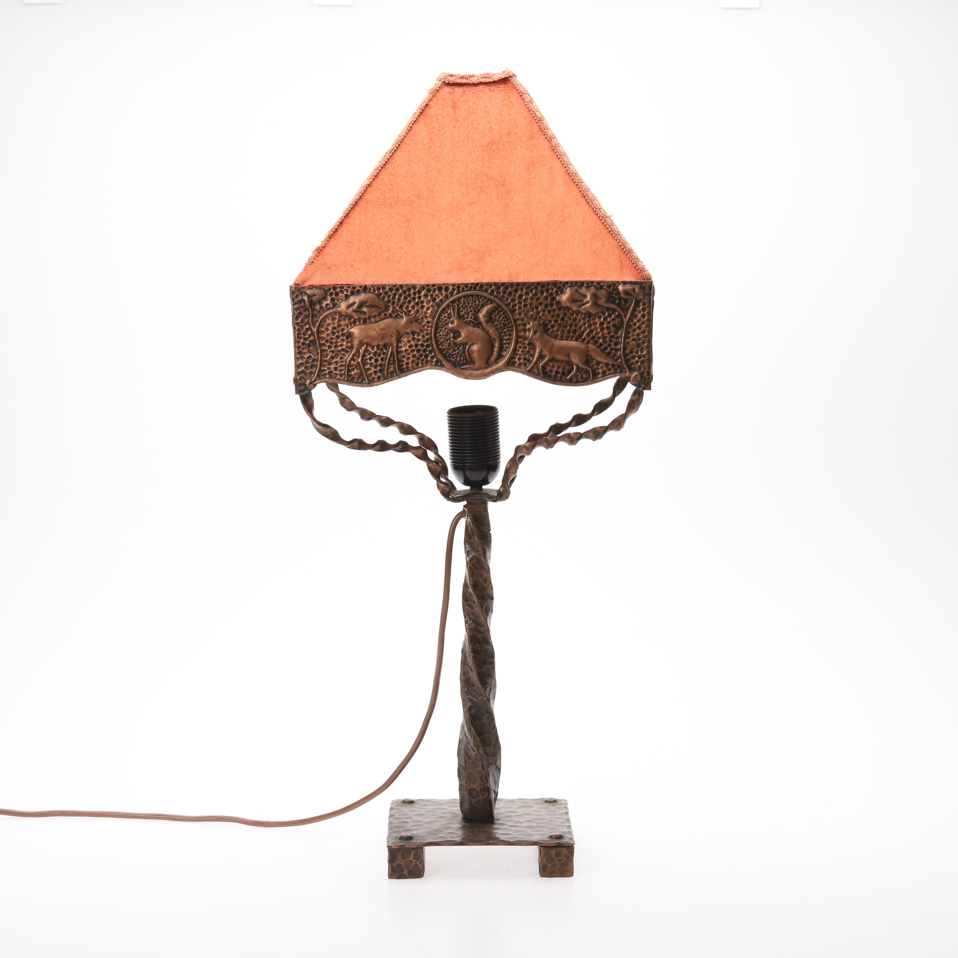 BORDSLAMPA. Solid koppar med punsad reliefdekor utav flora & fauna. Jugend, tidigt 1900-tal.