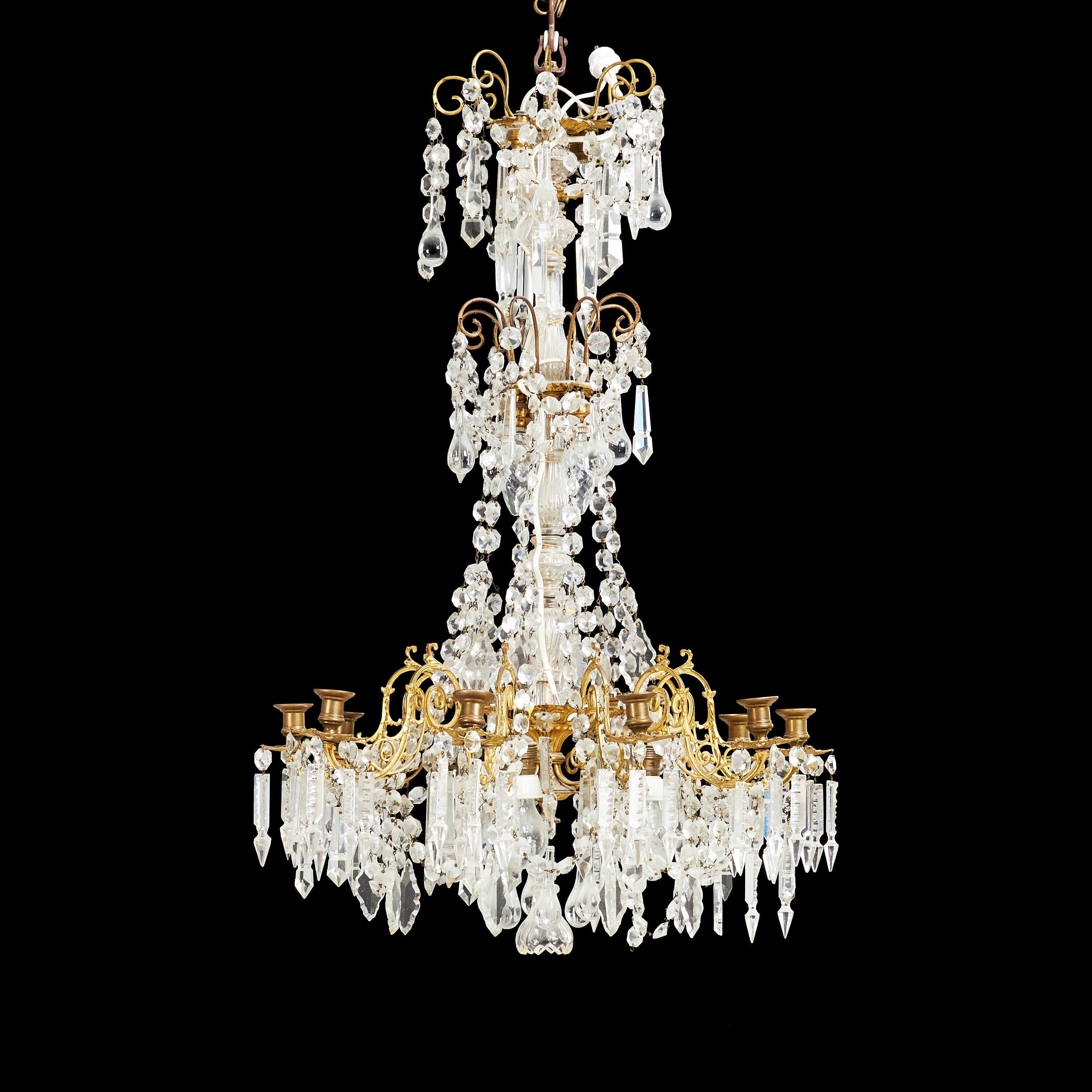 LJUSKRONA, oscariansk, stomme i gulmetall, glasad stam, behängd med olikslipade prismor, 10 ljusarmar, elektrifierad med 3 ljuspunkter, 1800-tal.