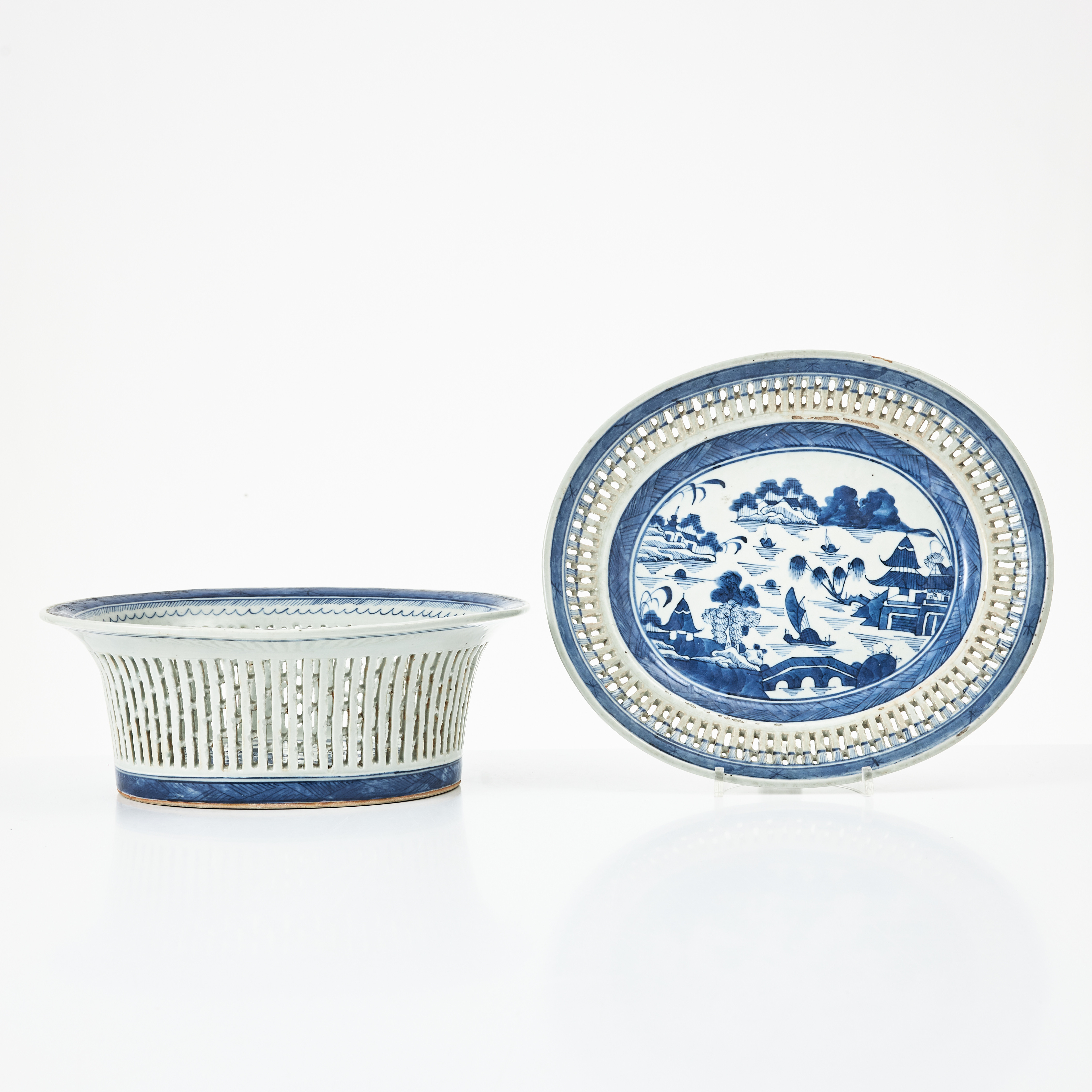 GALLERSKÅL MED FAT, porslin, Kina, 1800-talets slut, dekor i underglasyrblått.