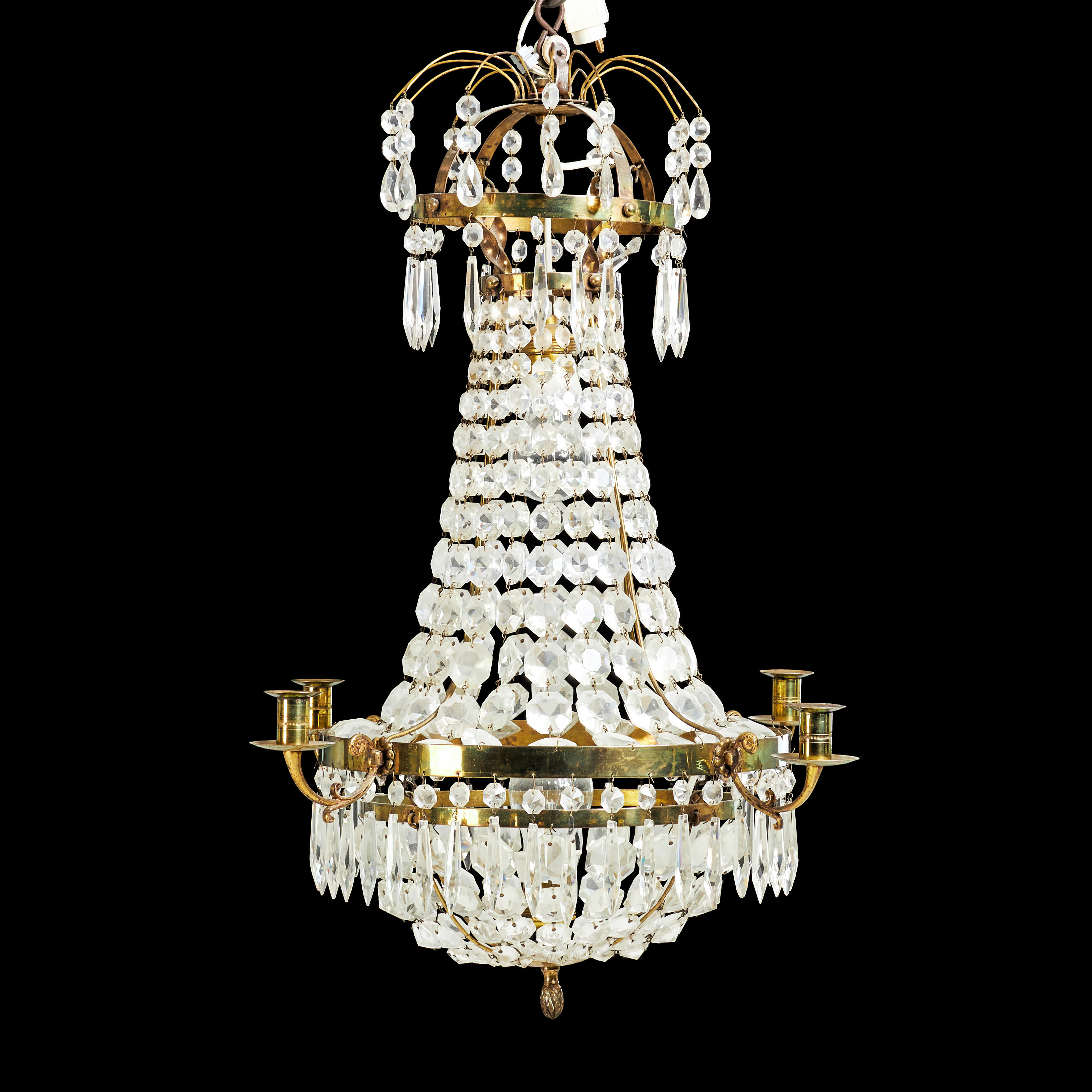 LJUSKRONA, Karl Johan-stil, stomme i gulmetall, behängd med olikslipade prismor, 4 ljusarmar, 2 ljuspunkter, 1900-tal.