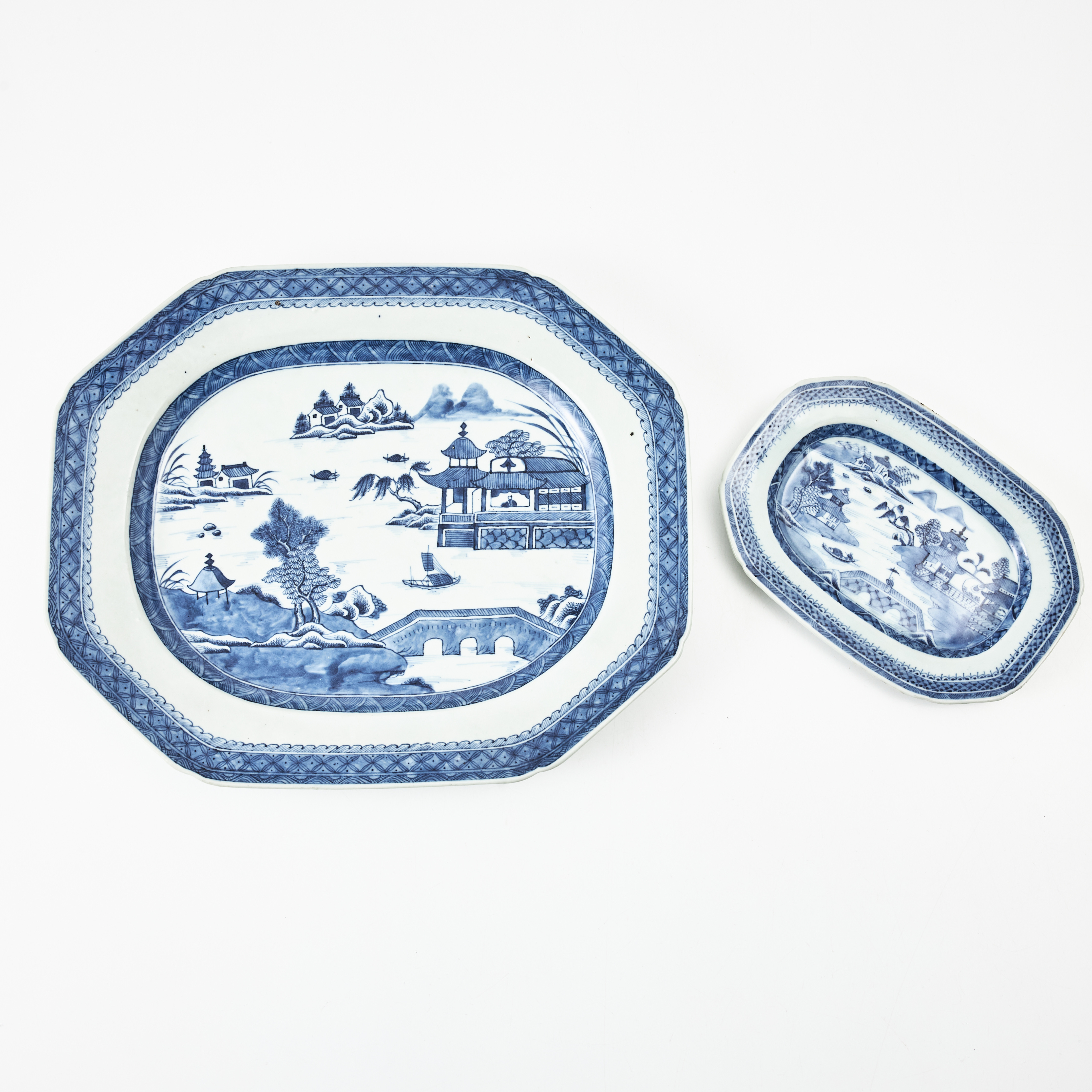 UPPLÄGGNINGSFAT, 2 stycken, porslin, Kina, 1800-tal. Målad dekor i underglasyrblått.