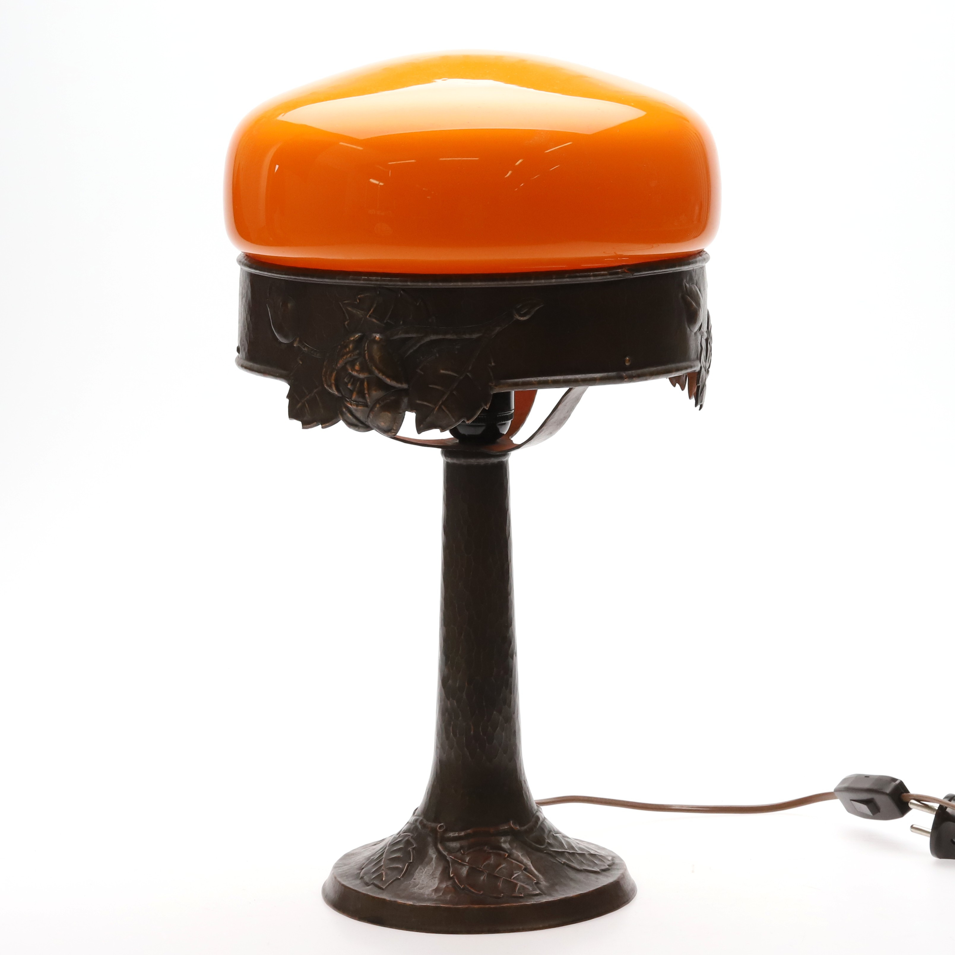 BORDSLAMPA, Koppar med reliefdekor och orange glaskupa, jugend, 1900-tal.