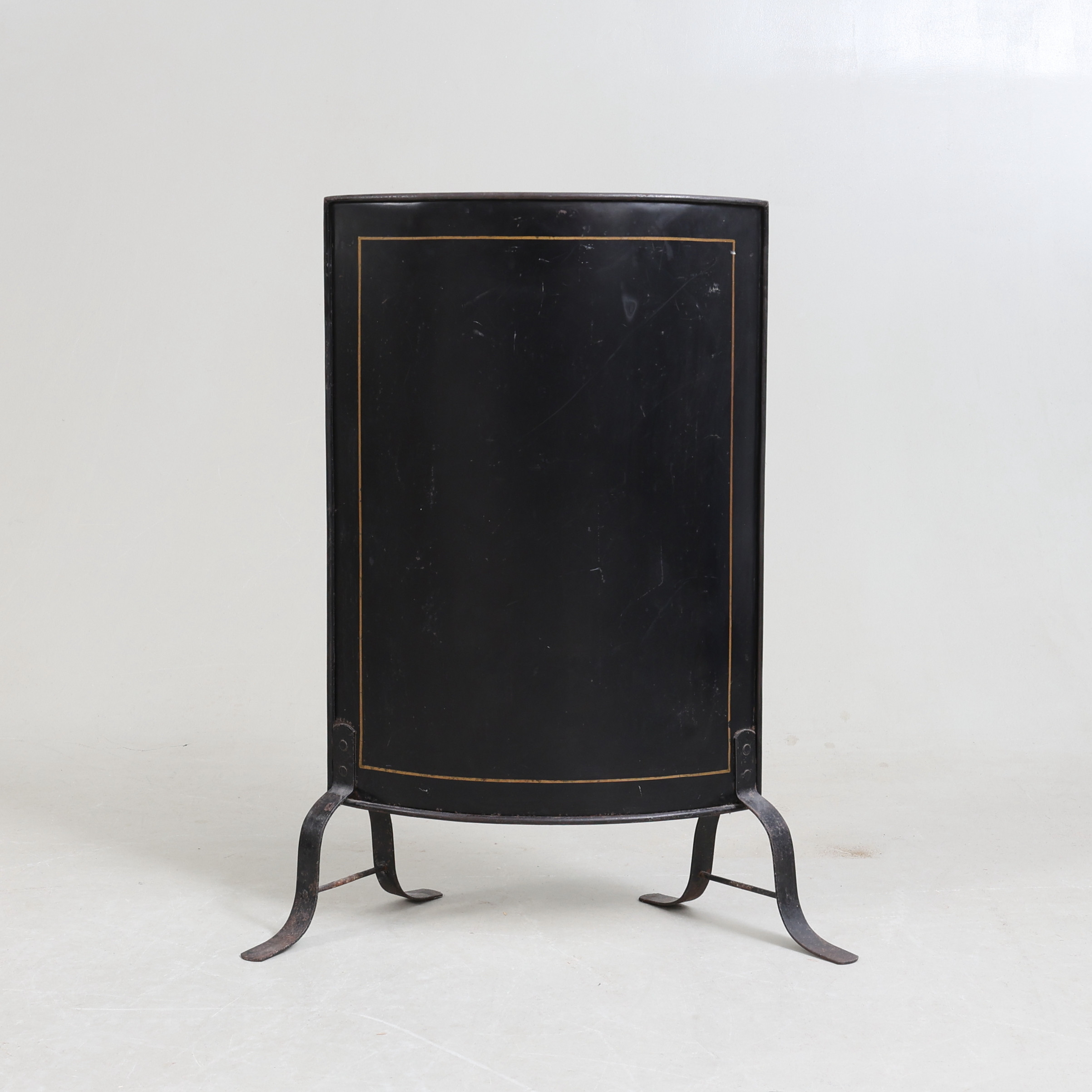 BRASSKÄRM, lackerad plåt, 1900-talets första hälft.